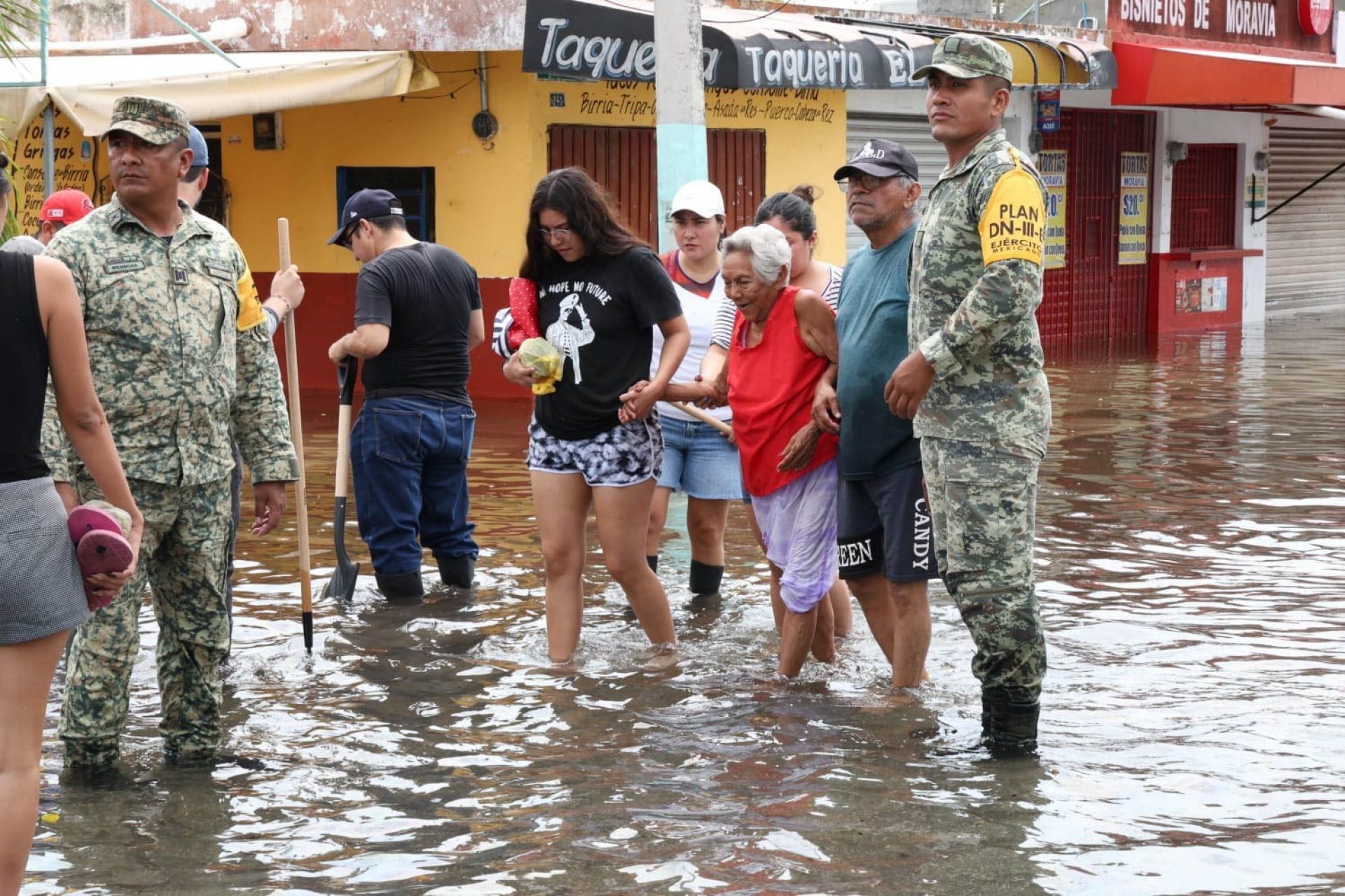 El ejército mexicano activó el plan DN-lll debido a las inundaciones provocadas por las intensas lluvias en Quintana Roo.
FOTO: ESPECIAL/CUARTOSCURO.COM
