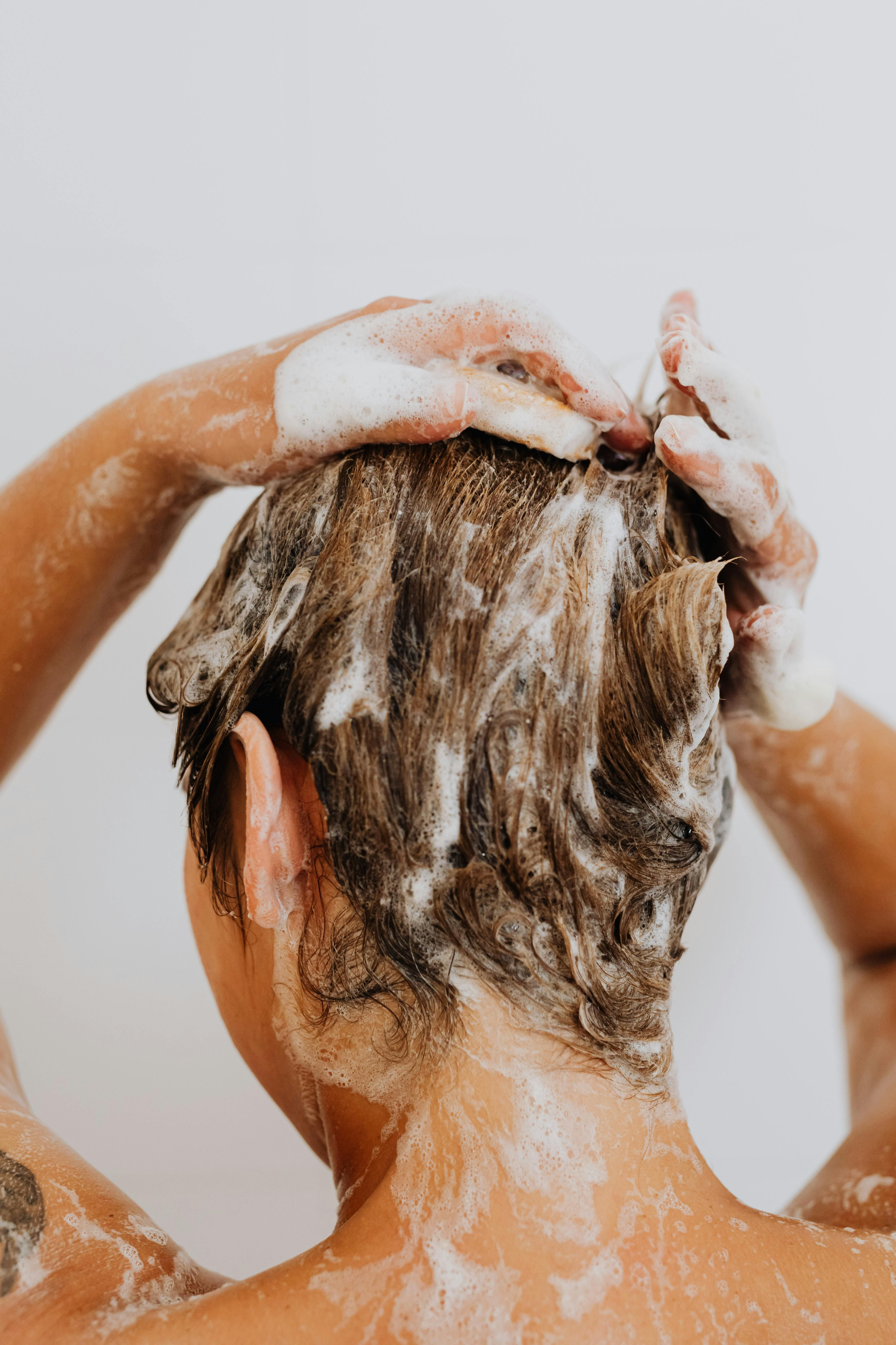 Se recomienda lavar el cabello con aceite de romero mezclado en el shampoo. (Foto: Pexels)