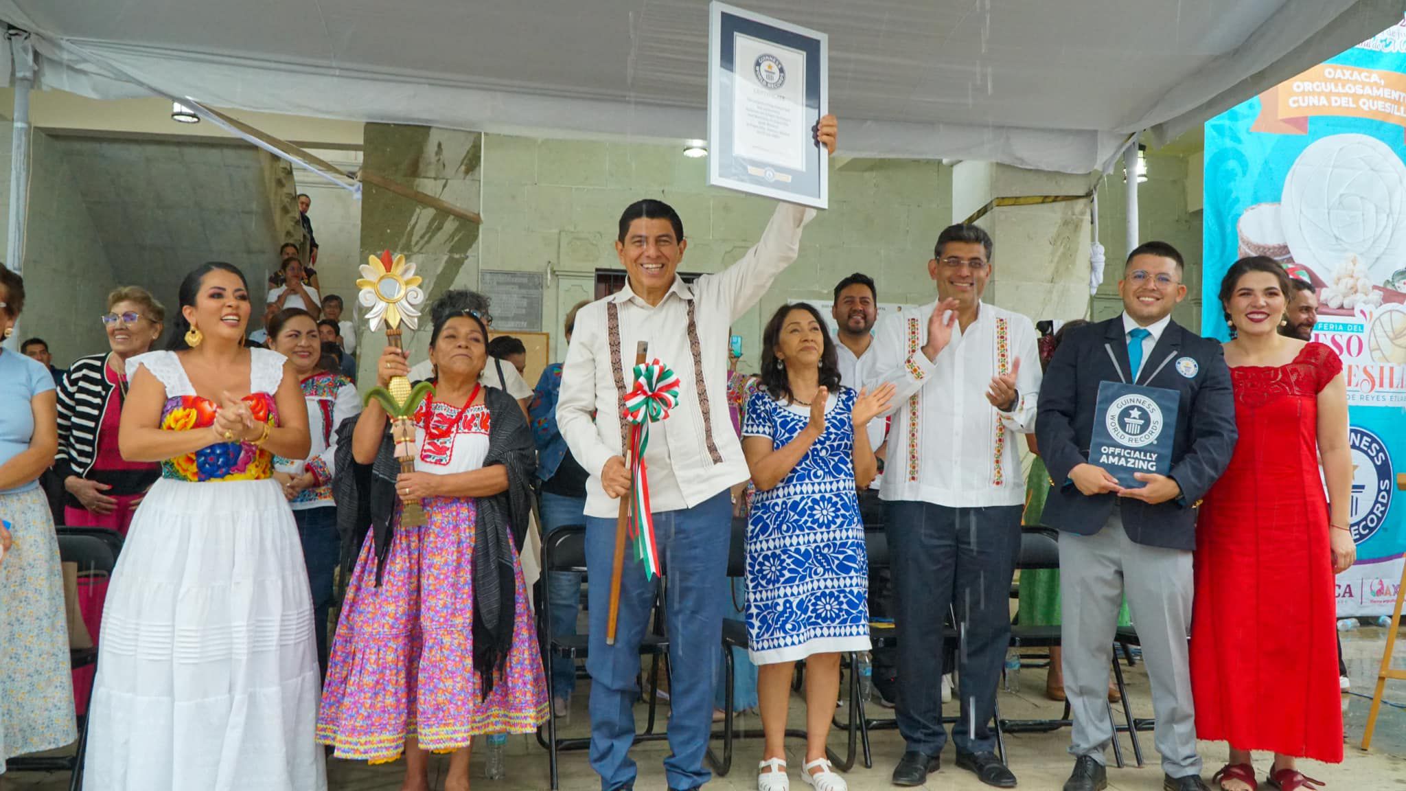 Productores de quesillo originarios de Oaxaca recibieron unRécord Guinnes por el producto, que pesa más de 600 kilones. (Foto: Gobierno de Oaxaca)