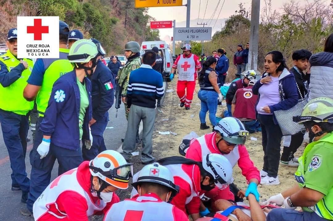 Una posible falla mecánica o mala maniobra del chofer, pudo haber causado el accidente en Malinalco, Edomex. (Cruz Roja Toluca)
