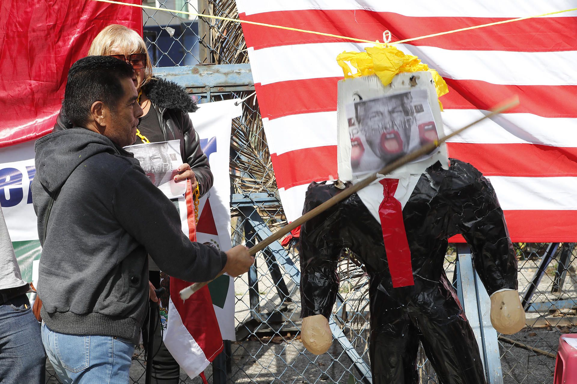 No pierdas el tino: Queman piñata de Donald Trump en protesta frente a la embajada de EU