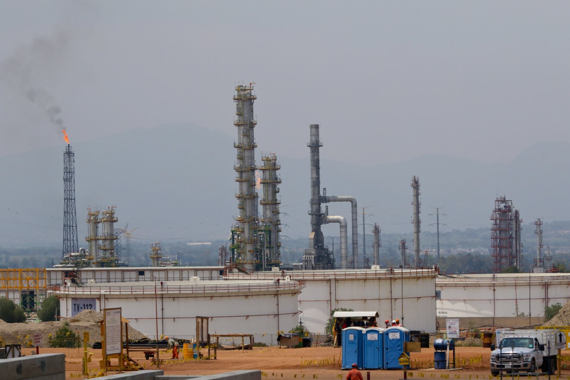 Pemex frustra ‘sueño petrolero’ de AMLO: Importaciones de gasolina crecen en mayo 