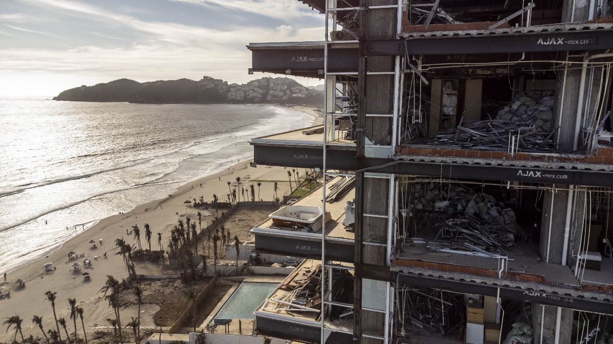 Vistas de edificios de departamentos destruidos y vacíos en Playa Diamante en Acapulco, Guerrero. Foto: César Rodríguez/Bloomberg.