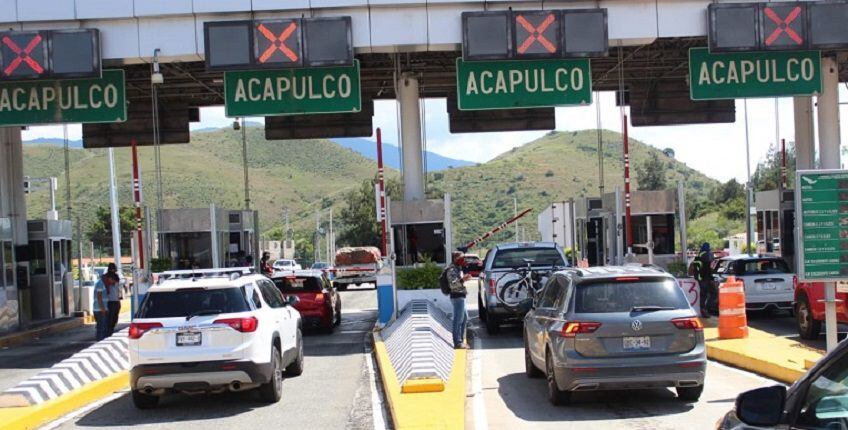 ¡Durante más de cinco horas! Normalistas de Ayotzinapa cobran peaje en casetas de la Autopista del Sol