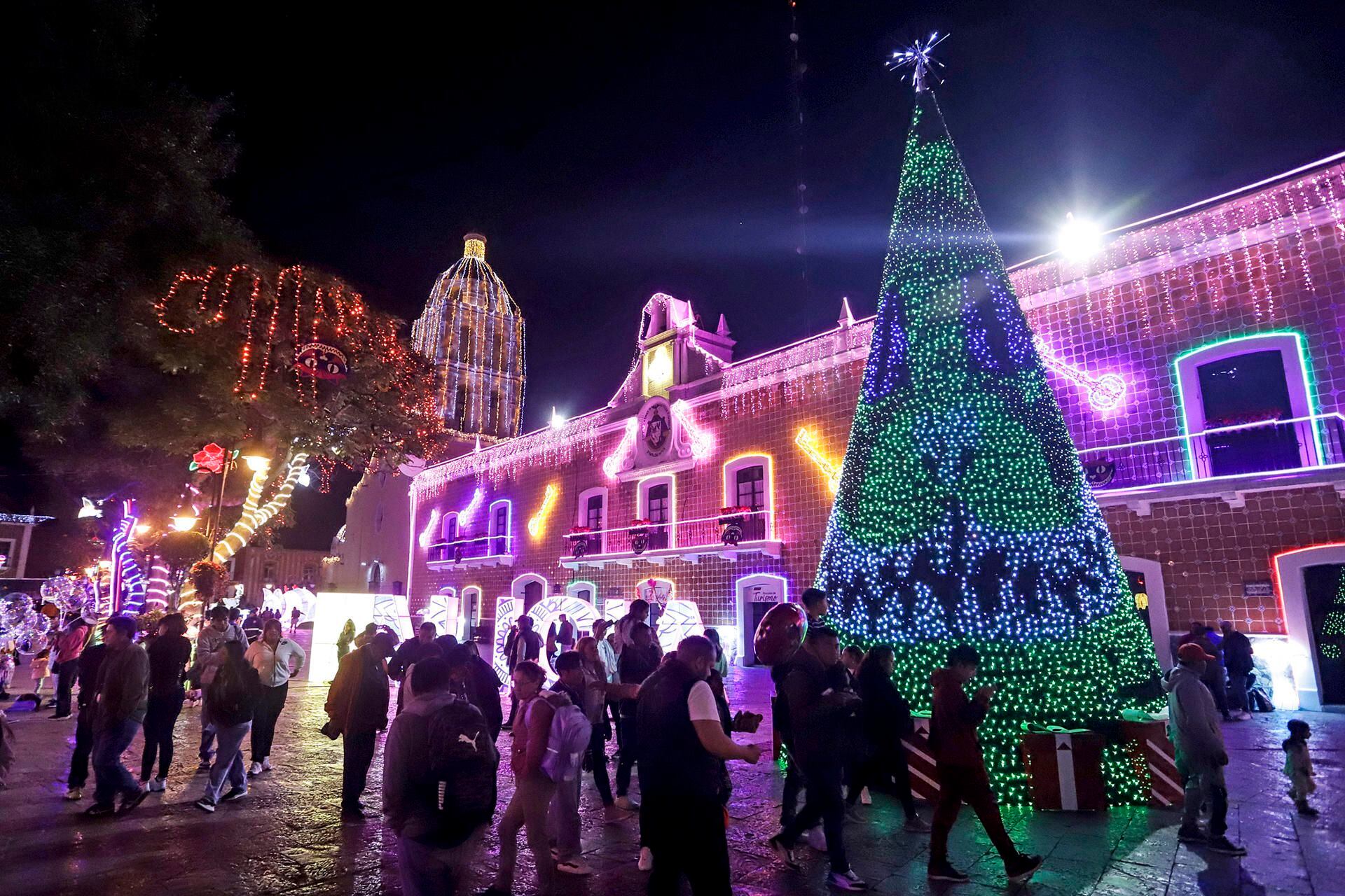 La Villa Iluminada de Atlixco consiste en 2 kilómetros de adornos y luces. (Foto: EFE).