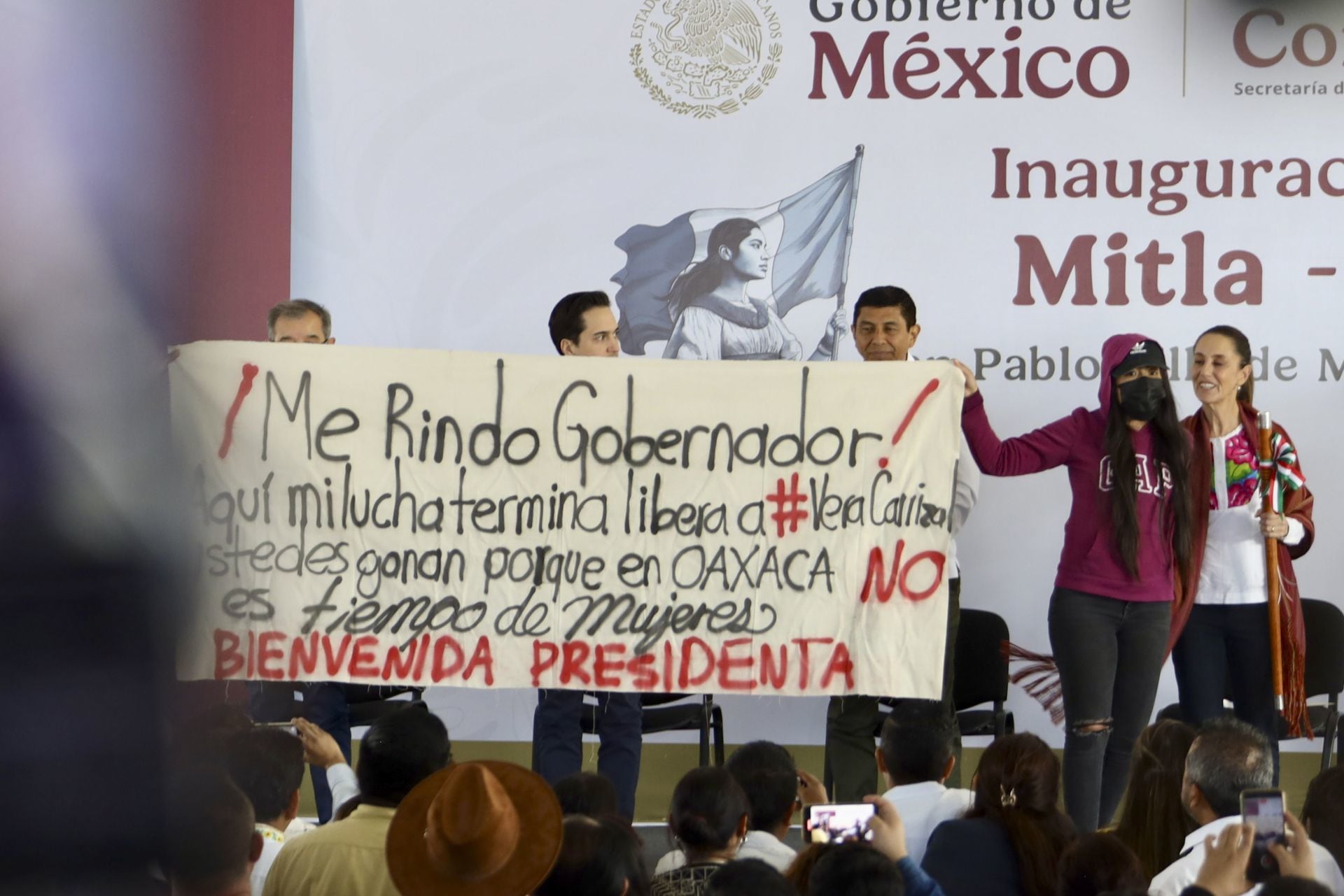 María Elena Ríos mostró un cartel frente a la presidenta Claudia Sheinbaum, donde apuntó que ella daba por terminada su lucha en busca de justicia.