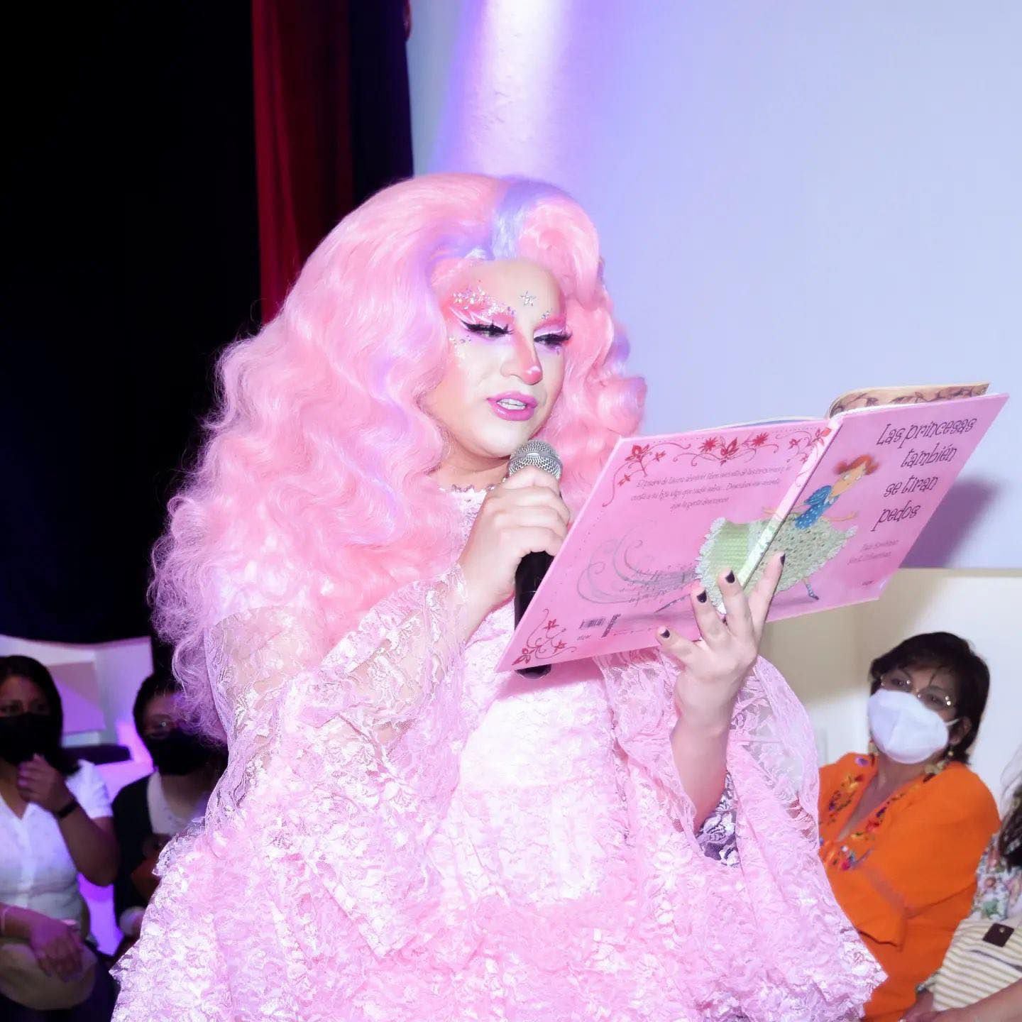 Una artista drag queen hace una presentación de cuentos.
