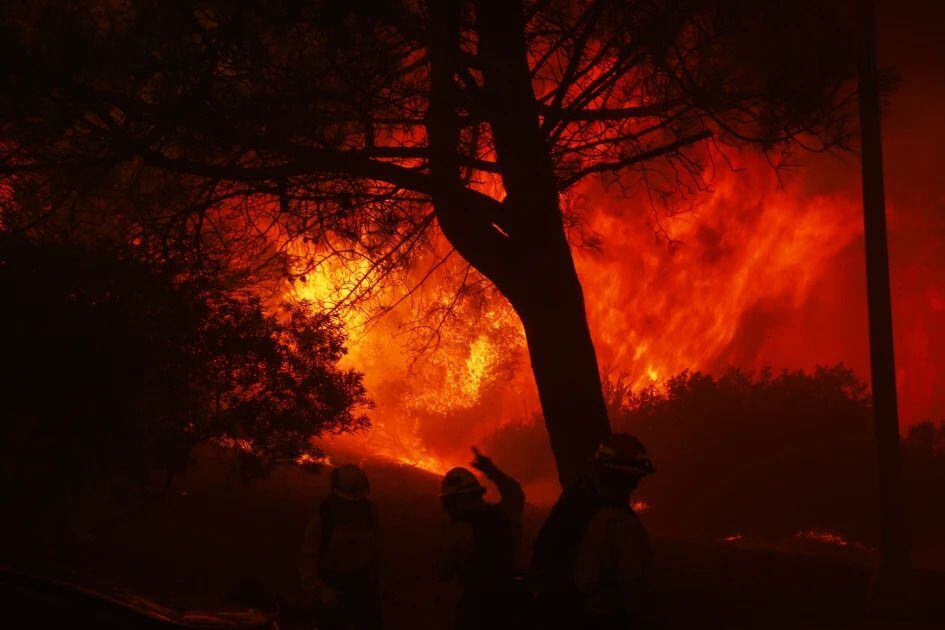 Los bomberos combaten el incendio forestal en Los Ángeles [Fotografía. AP]