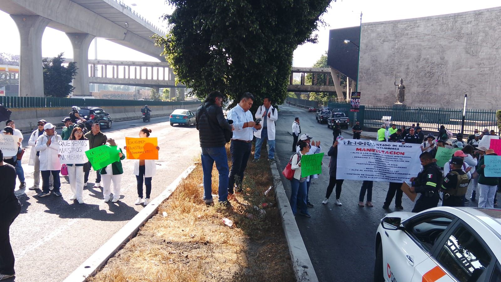 Con pancartas, lonas y gritando consignas para ser escuchados, los manifestantes del sector salud exigen que sean atendidas sus demandas. Foto: Especial