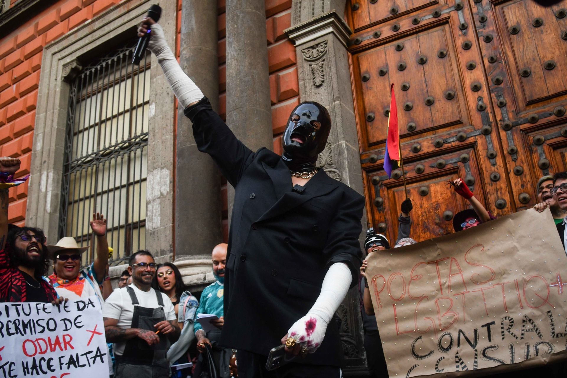 Fabián Cháirez junto a integrantes de colectivos LGBTTTIQ+ se manifestaron frente a la Academia de San Carlos por la suspensión de la exposición 'La Venida del Señor'. 