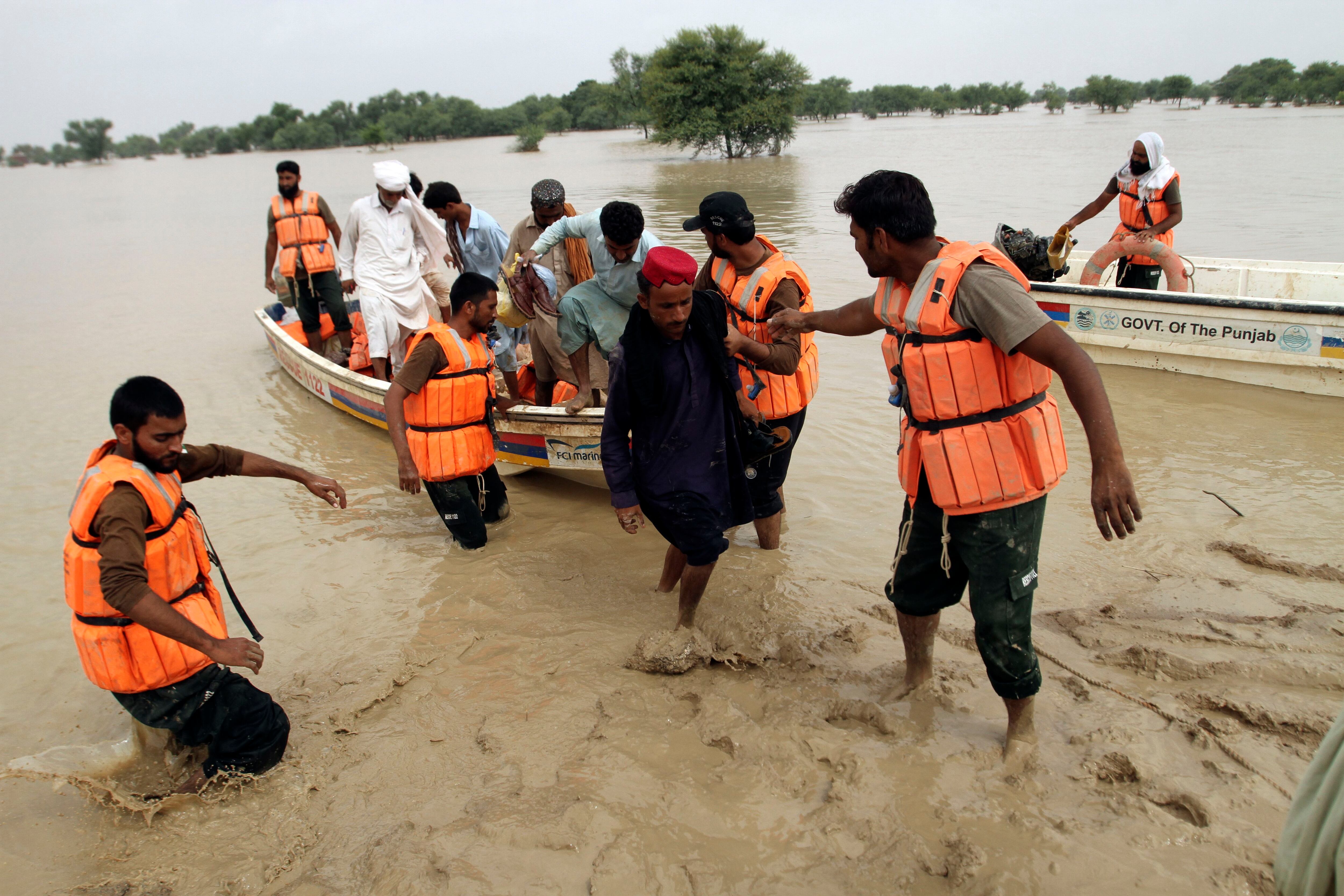 Lluvias en Pakistán: ‘Una tercera parte del país terminará bajo el agua’, advierte funcionaria