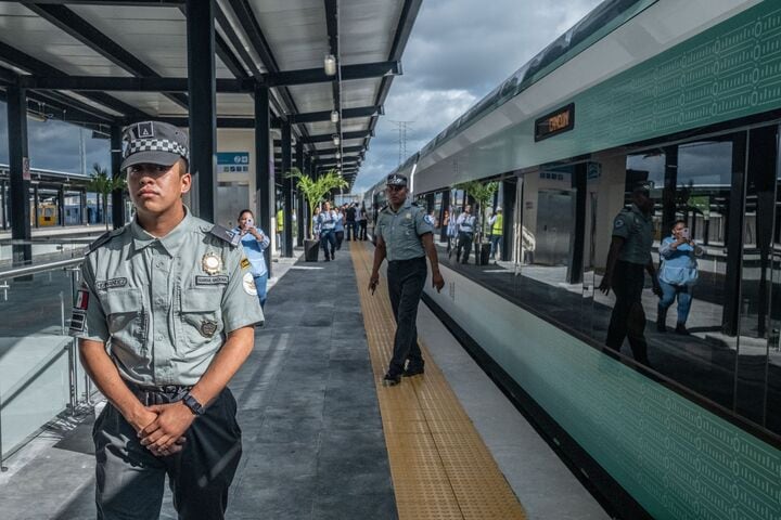 Miembros de la Guardia Nacional frente al Tren Maya en la estación Mérida-Teya, Yucatán.