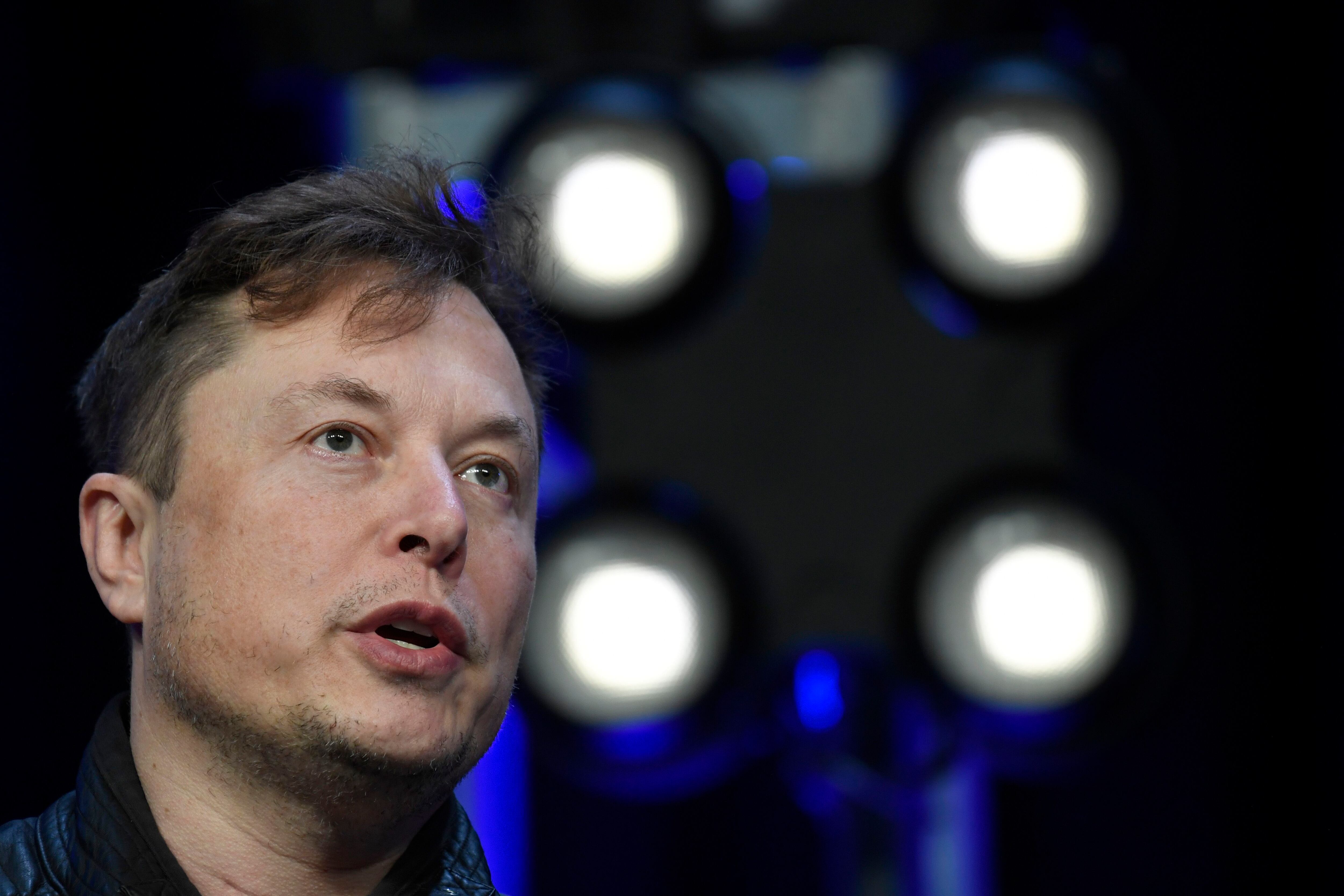 El multimillonario Elon Musk analiza cambios radicales en Twitter a una semana de haber adquirido la red social. 