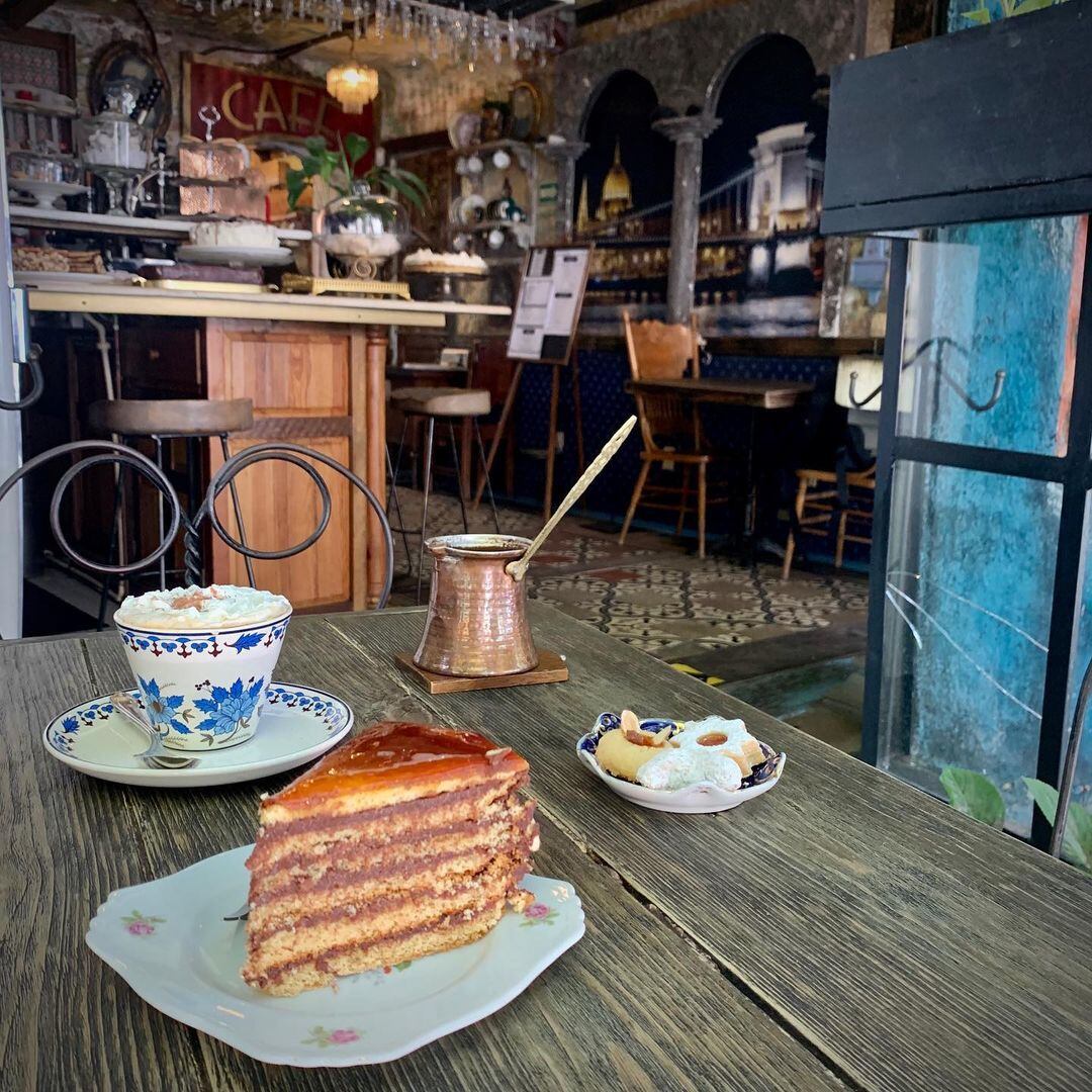 El café turco y el vienés son dos de los clásicos en este sitio. (Foto: Instagram / Budapest Café Cukrászda).