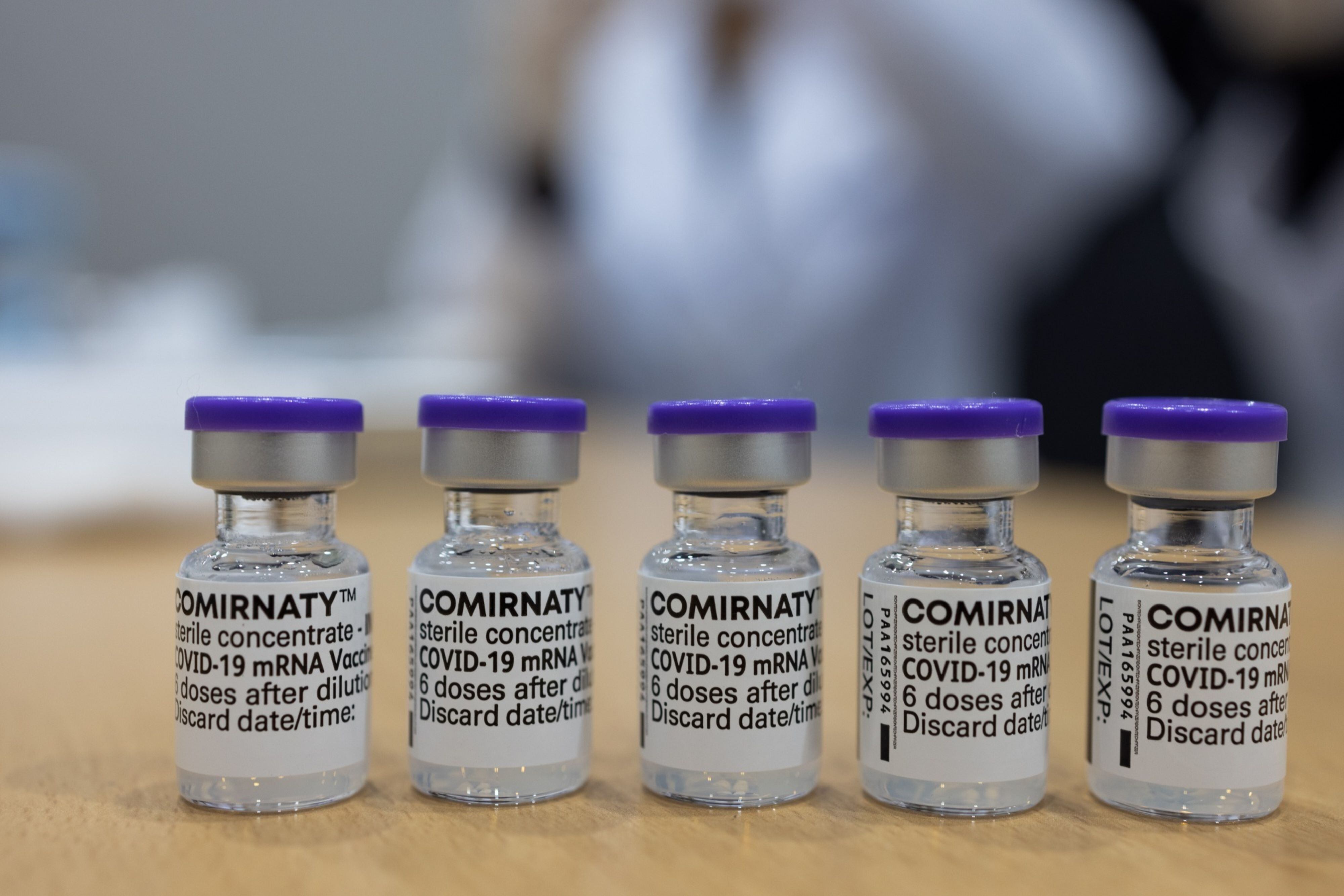 Efectividad de vacuna COVID de Pfizer se mantiene en 91% después de seis meses