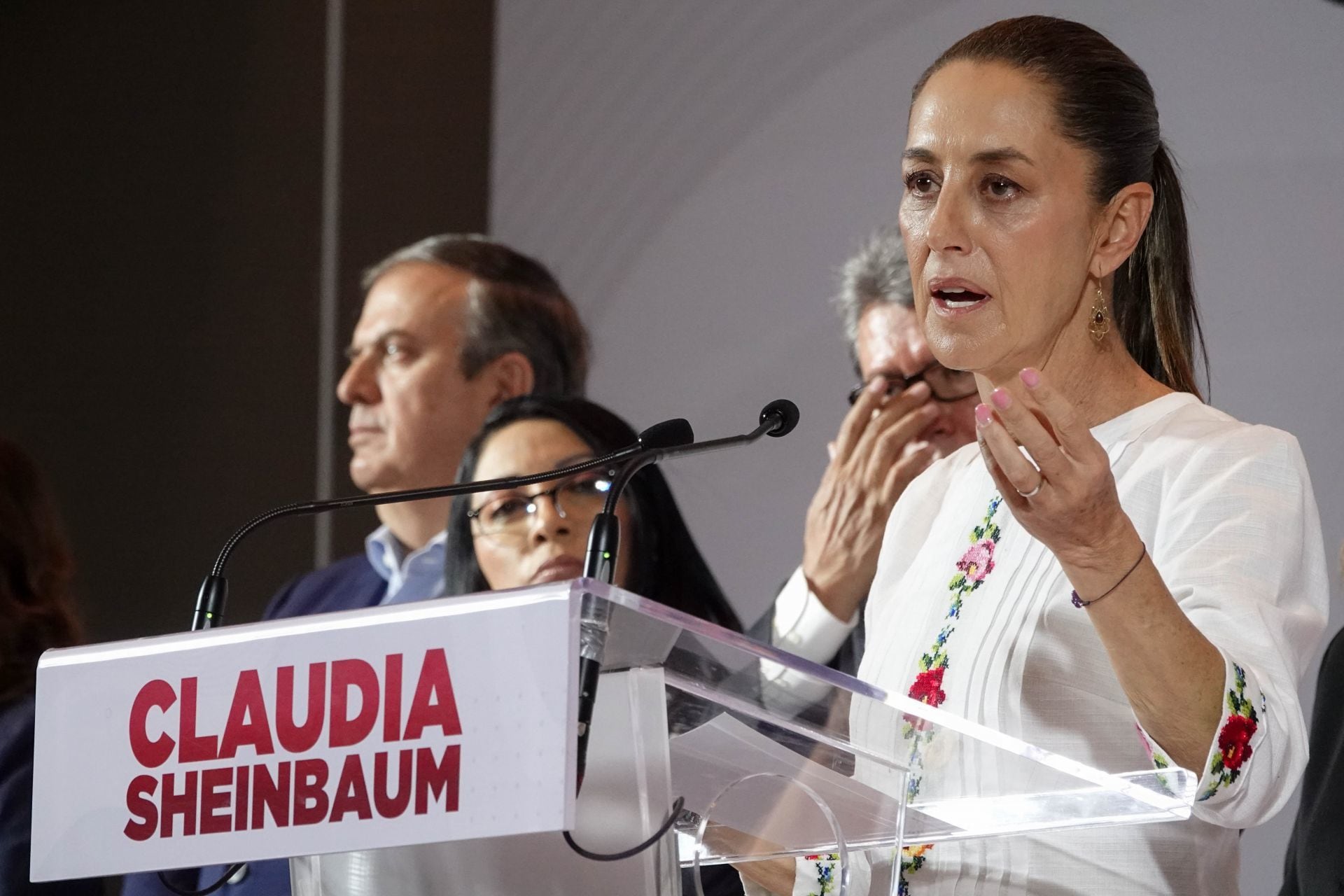 Claudia Sheinbaum, candidata a la presidencia por la coalición Sigamos Haciendo Historia (Morena-PVEM-PT), inicia como favorita en las encuestas.