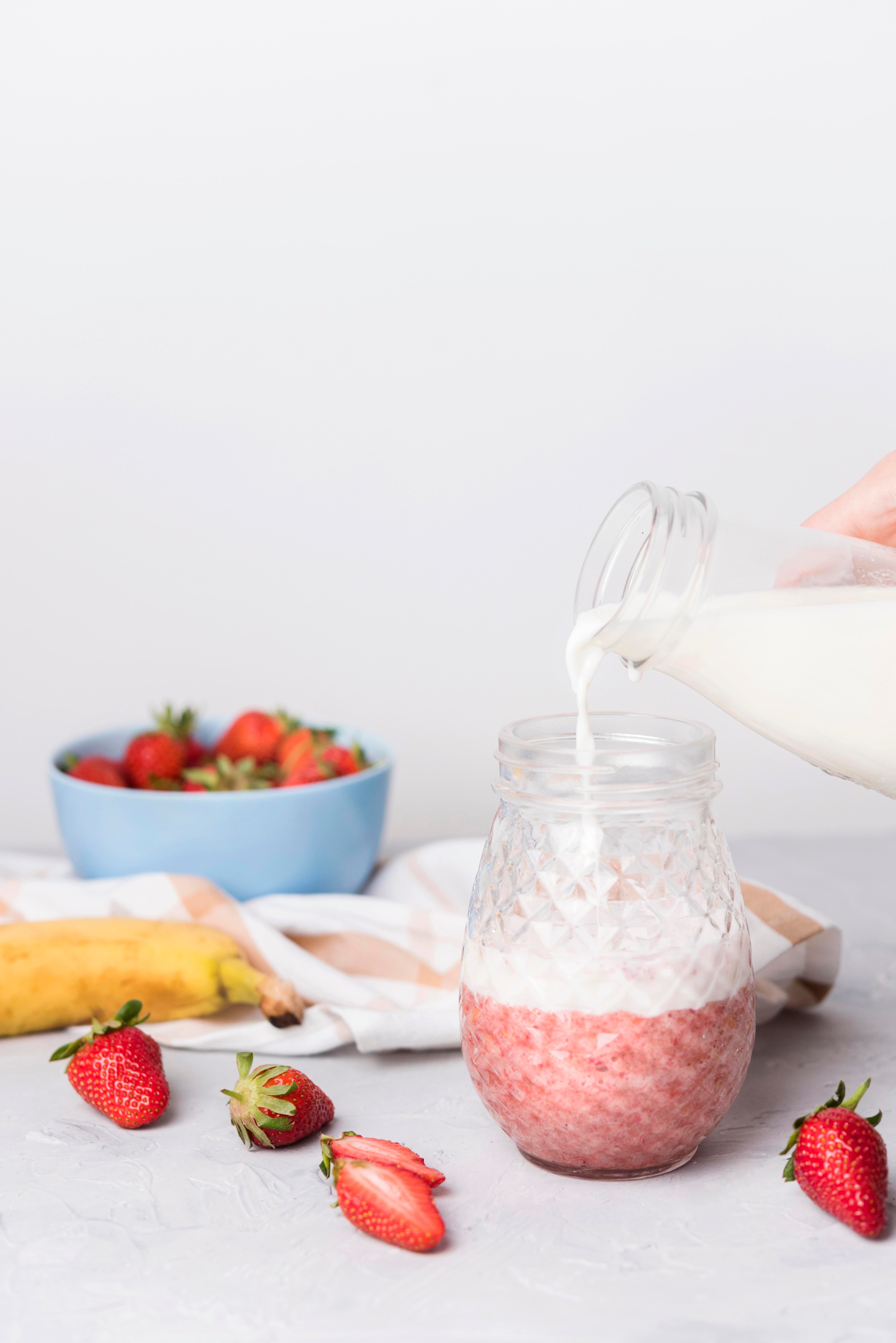 El licuado de avena con fresa tiene beneficios para tu cuerpo. (Foto: Freepik)