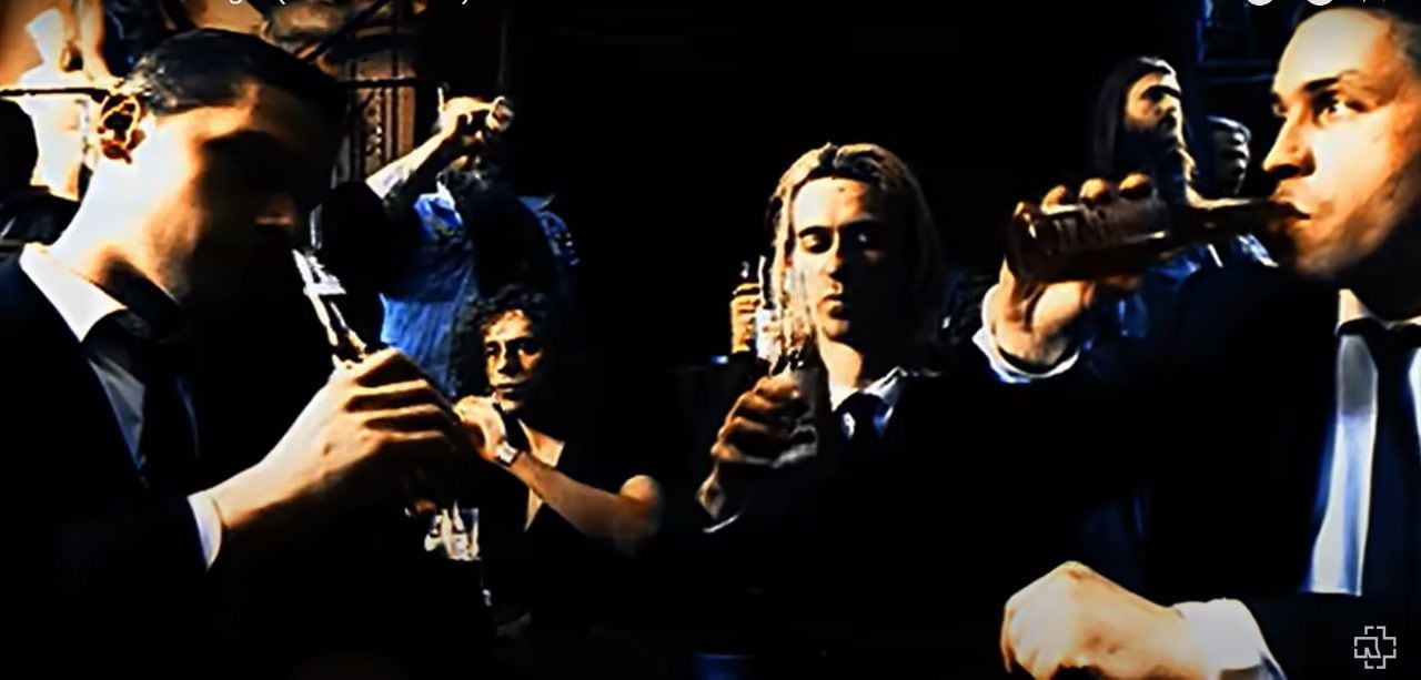 Fragmento del video de 'Engel', canción de Rammstein, donde aparecen tomando cerveza Sol. (Foto: Rammstein Official)