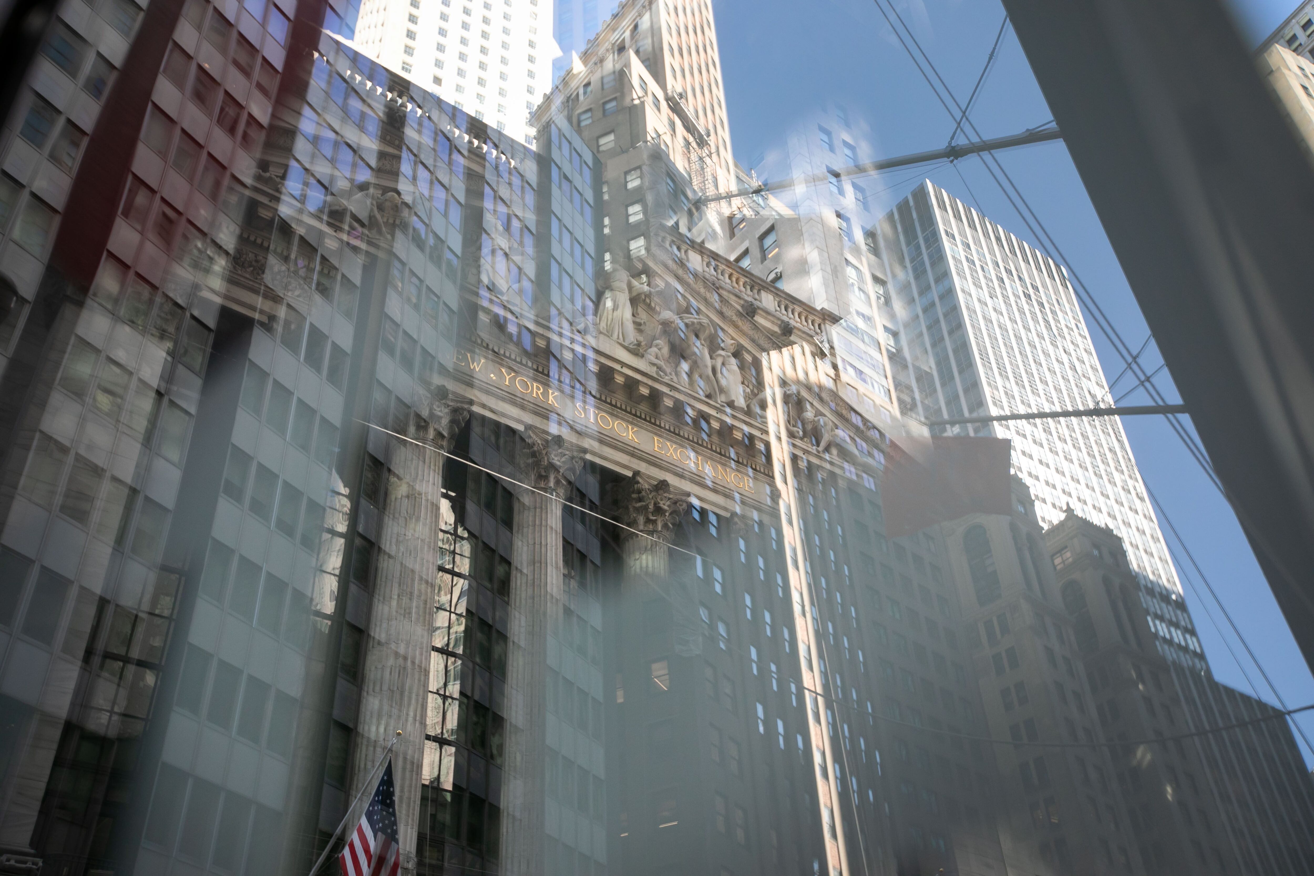 Wall Street y BMV ganan antes de la decisión del Banxico
