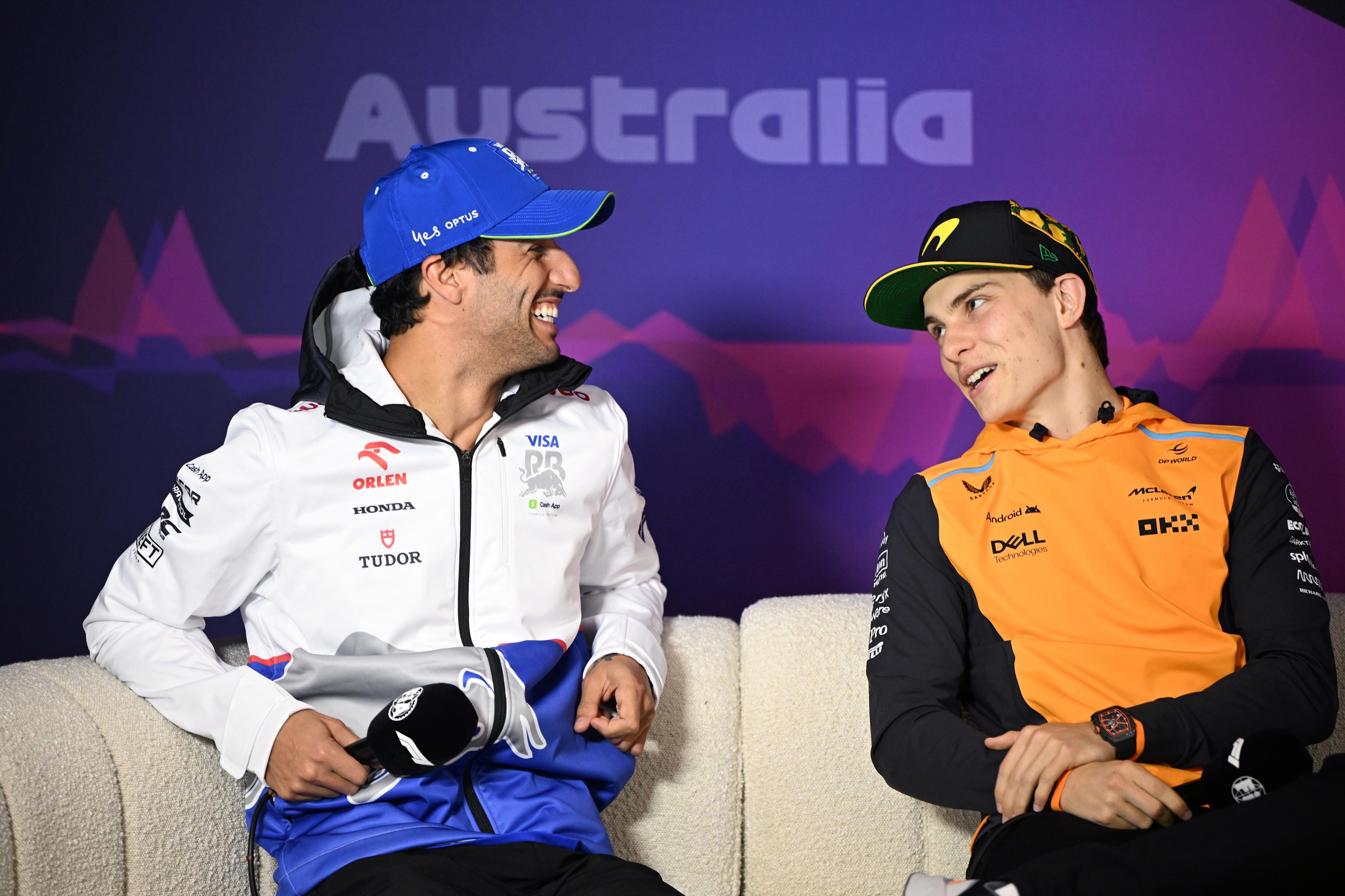 Daniel Ricciardo y Oscar Piastri en la previa a la carrera de Australia. (Foto: EFE).