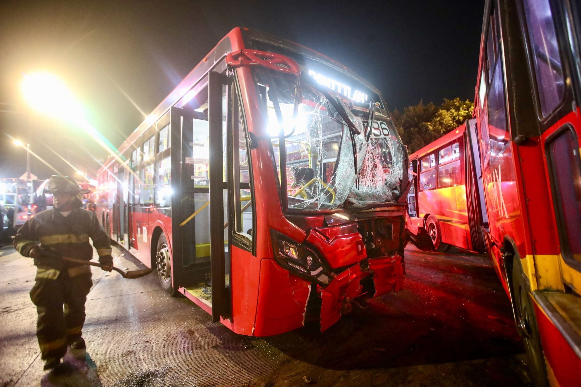 Metrobús informa que 2 personas siguen hospitalizadas tras choque de unidades en Reforma