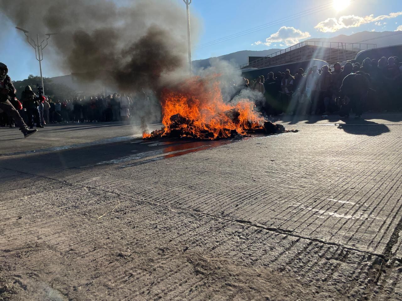 Los manifestantes realizaron una fogata en las vialidades de la Autopista del Sol con las fotografías de algunos exmandatarios federales y estatales. [Fotografía. Rosario García]