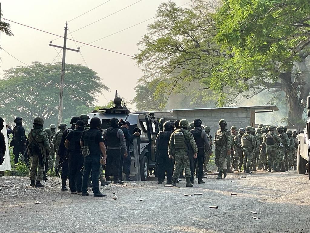 Pobladores de Chiapas se enfrentan con militares por estar sometidos a cárteles