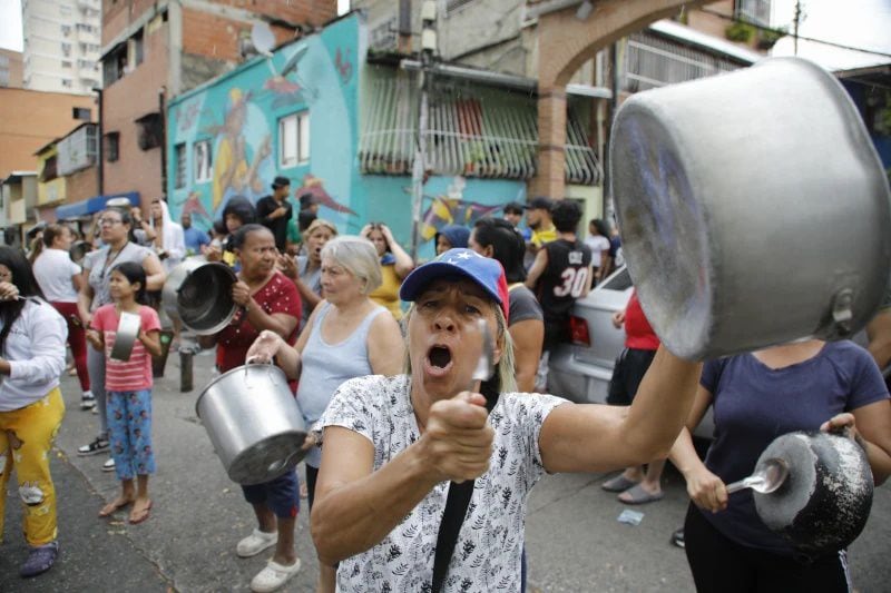 Los residentes golpean cacerolas para protestar el día después de las elecciones presidenciales en Caracas, Venezuela.