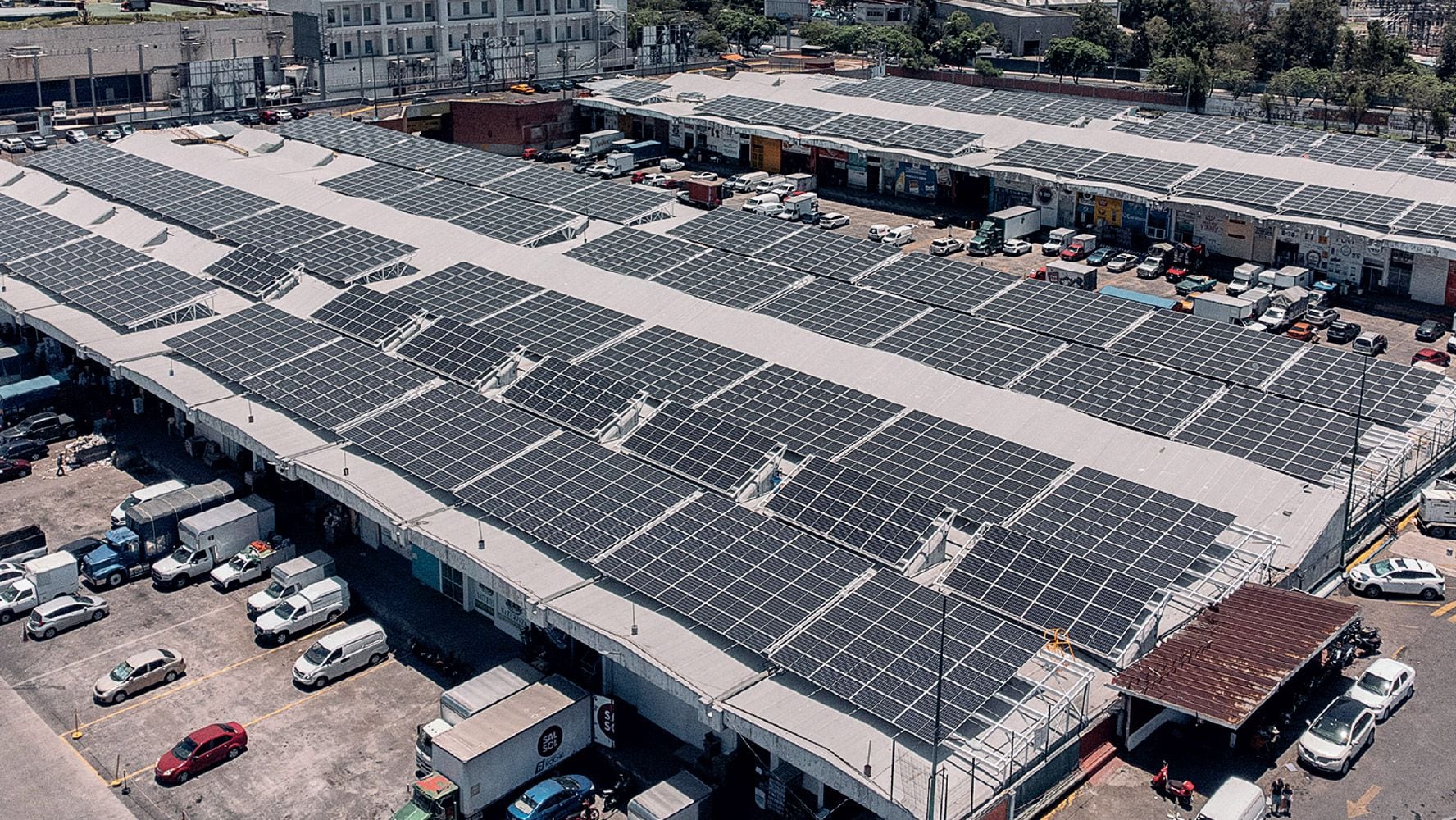 Paneles solares en el techo de la Central de Abasto en la Ciudad de México.