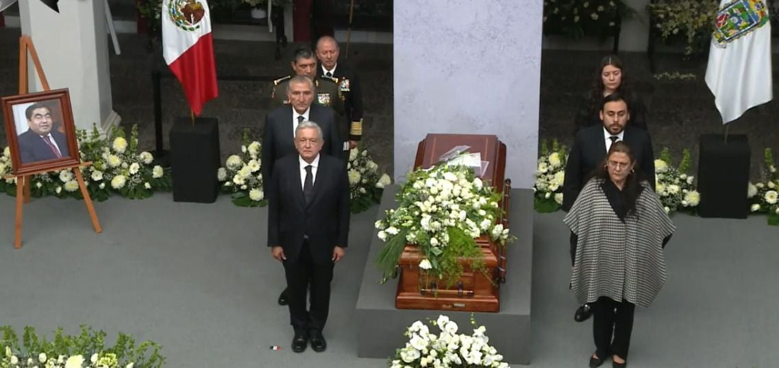 AMLO durante la tercera ceremonia en homenaje al Miguel Barbosa, el gobernador de Puebla que falleció este 13 de diciembre a los 63 años. 