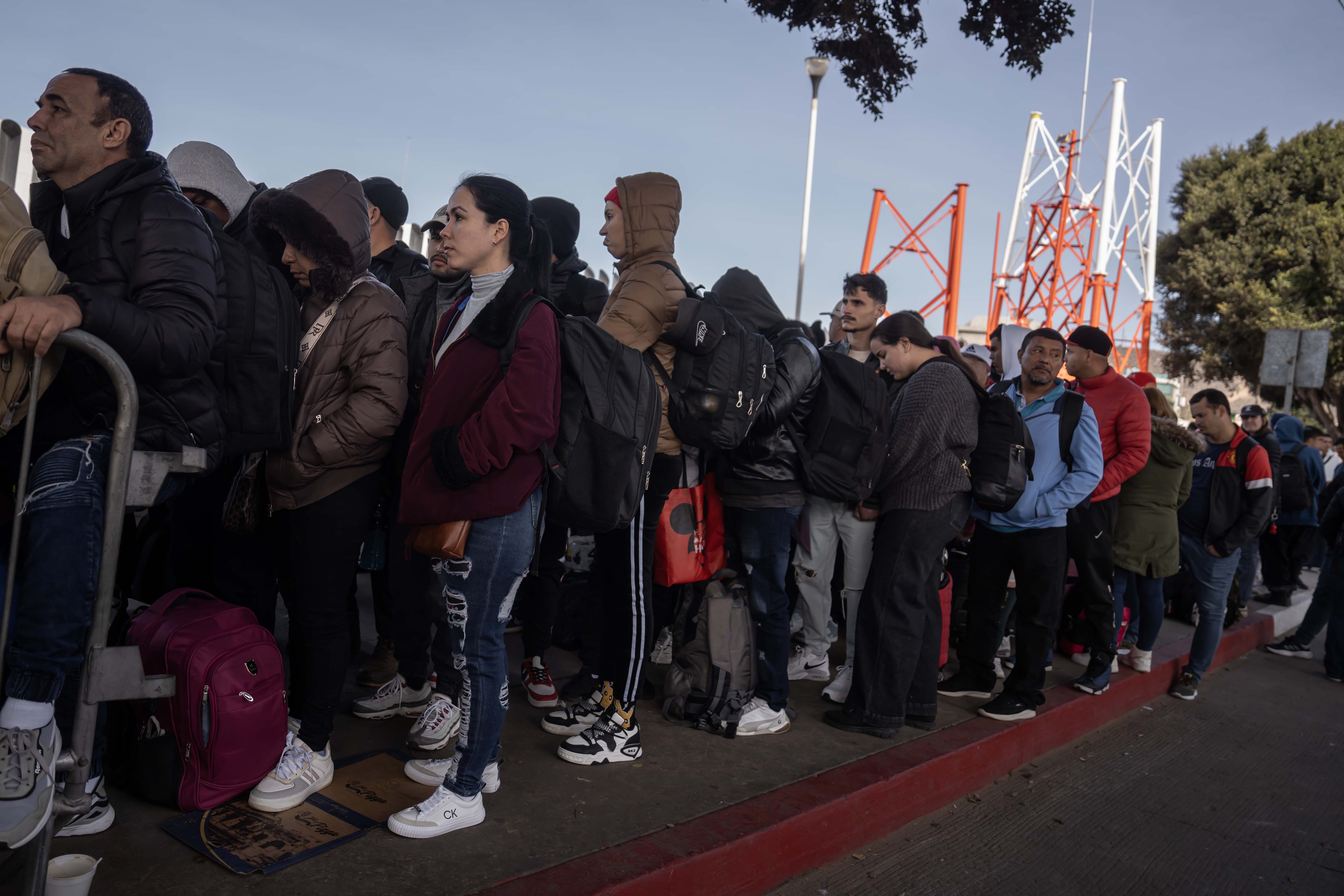 Tristeza, preocupación e incertidumbre son algunos de los sentimientos que albergan los migrantes ante la reciente cancelación de la aplicación CBP One. 