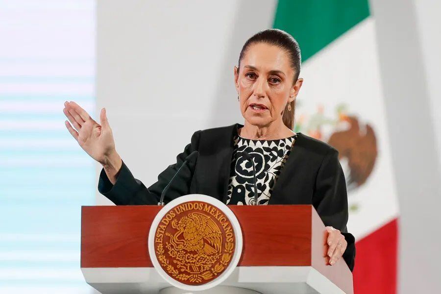 La presidenta de México, Claudia Sheinbaum, habla durante una rueda de prensa este martes, en el Palacio Nacional en Ciudad de México. Foto: EFE