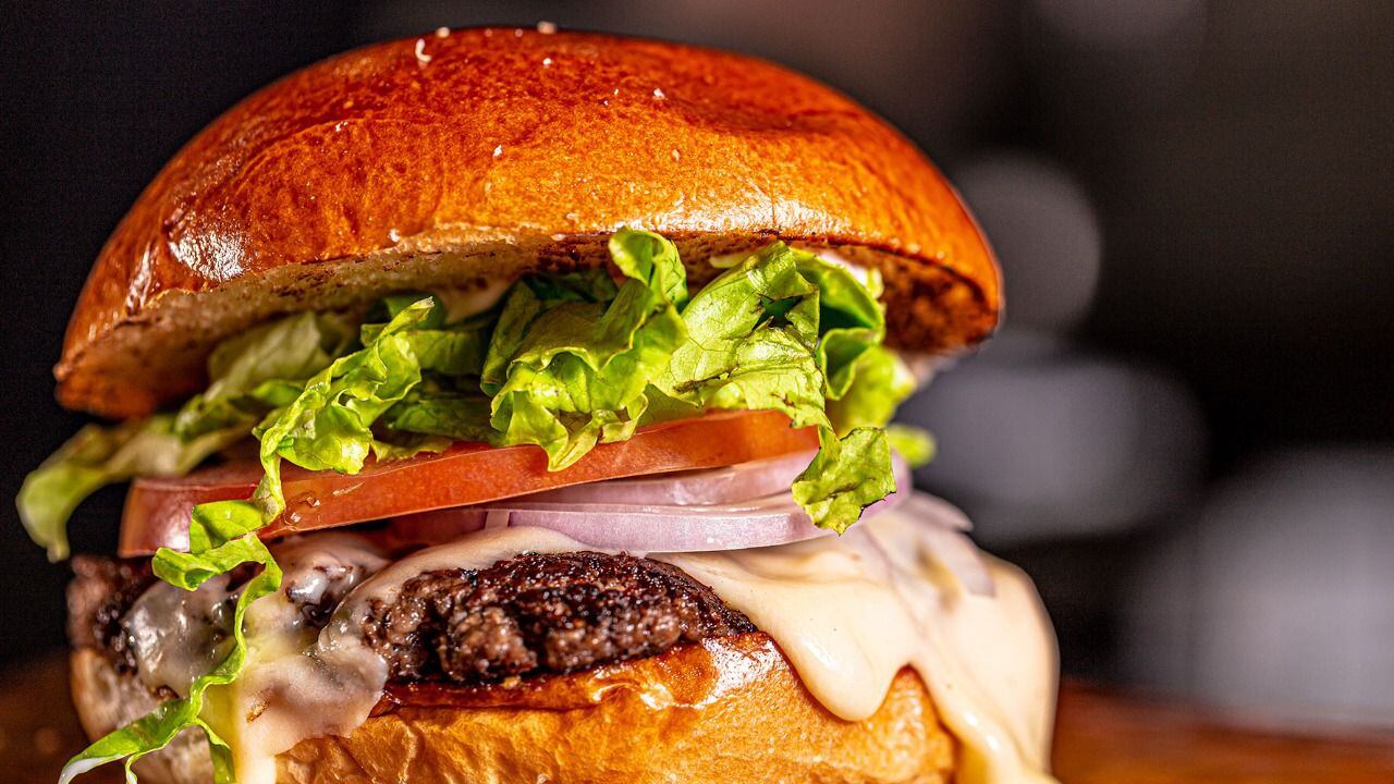 Las hamburguesas se acostumbran a vender en establecimientos de comida rápida. (Foto: Shutterstock).