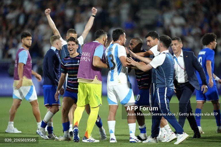 Argentina y Francia protagonizaron una pelea en París 2024. AFP)