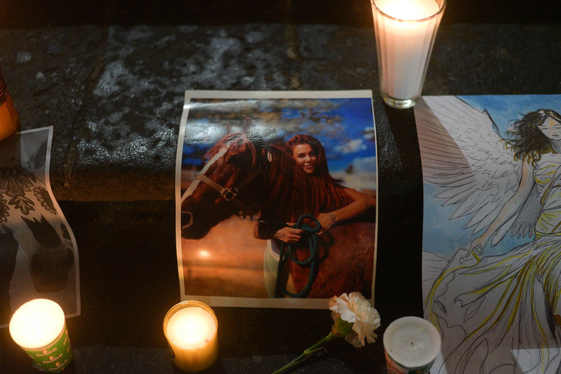 Funeral de Elena Larrea: Familiares, amigos y caballos se despiden de la activista