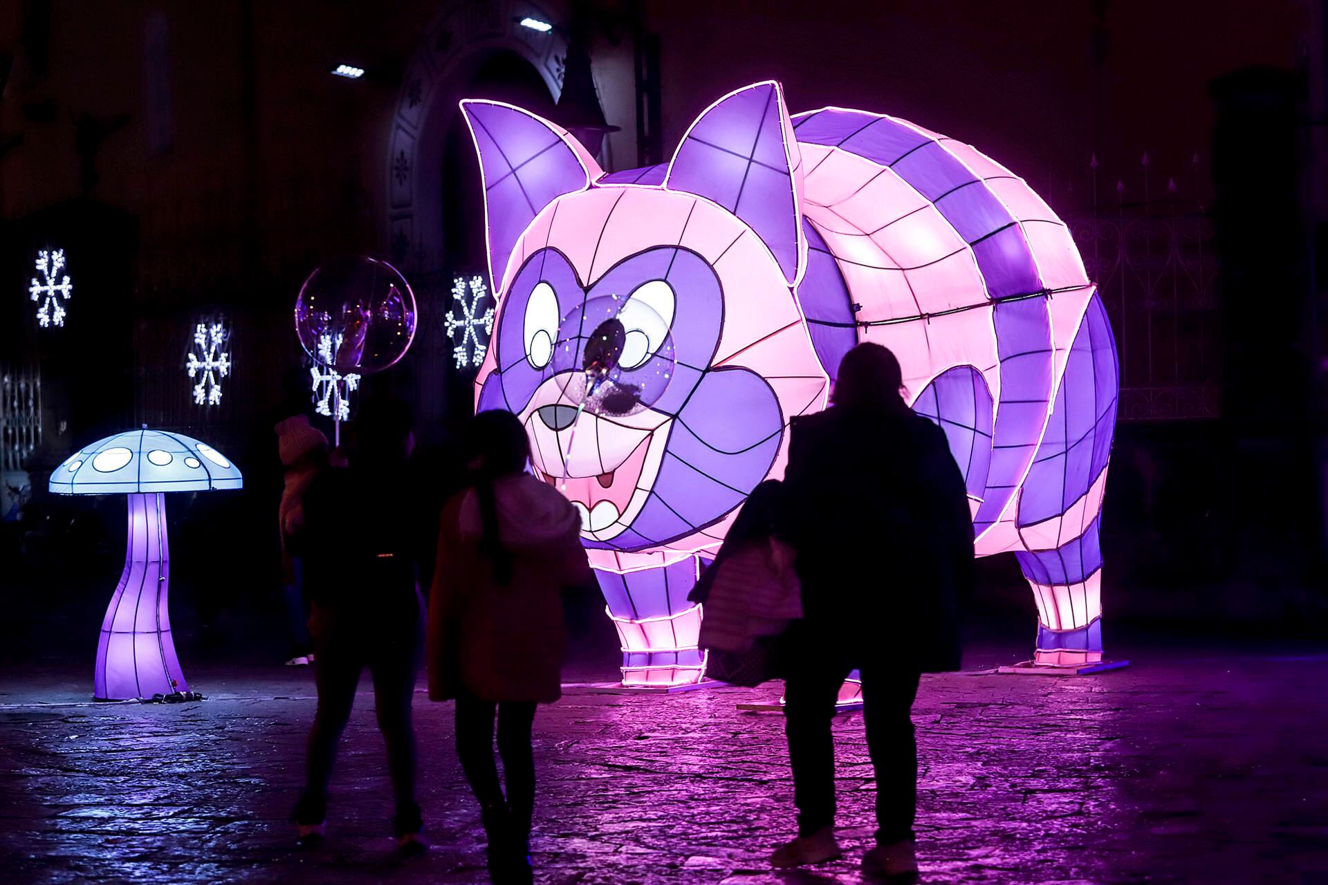 La Villa Iluminada de Atlixco tiene como temática a 'Alicia en el país de las maravillas'.  (Foto: EFE).