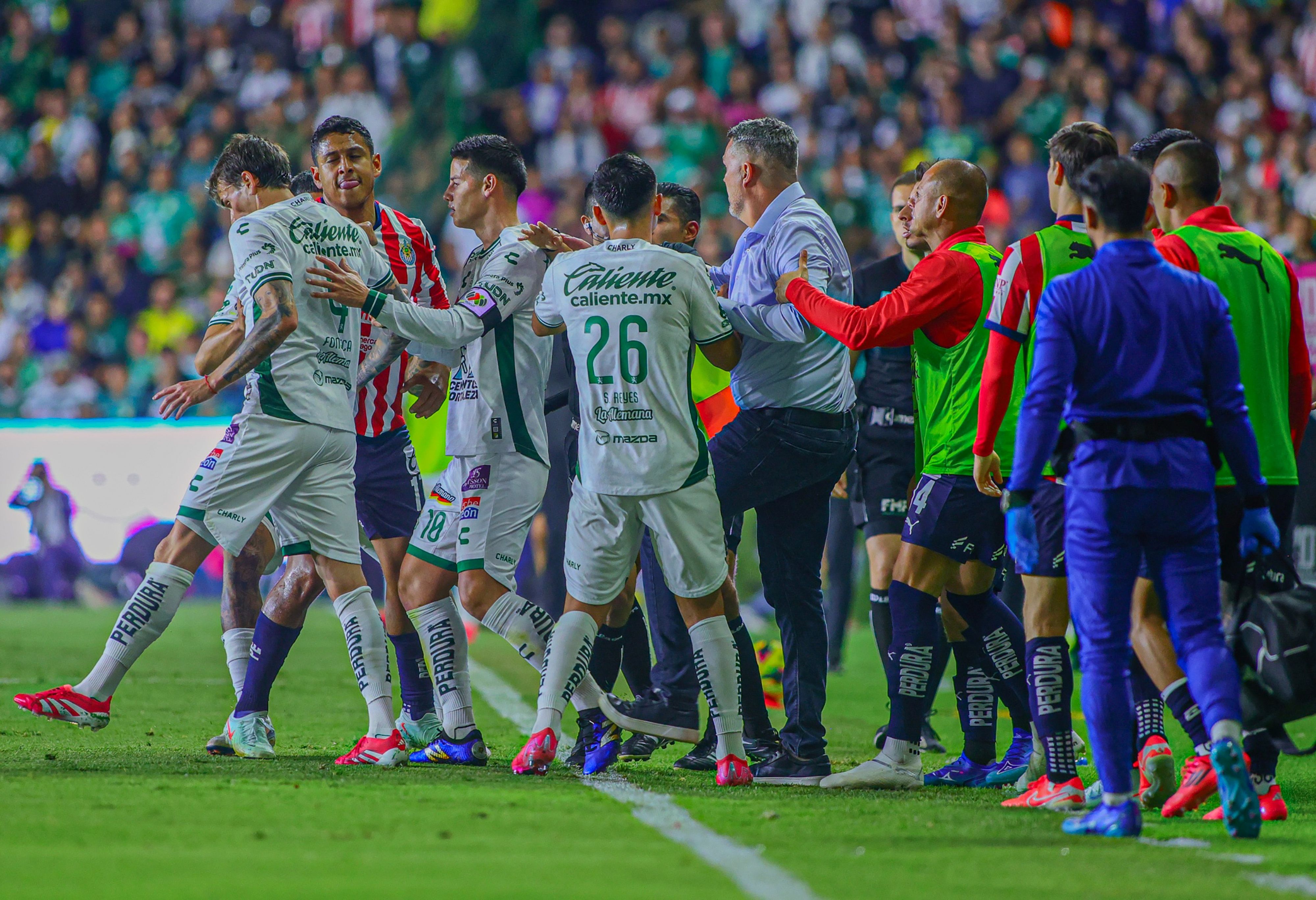 Óscar García el técnico de Chivas recurrió a la violencia en el partido de Chivas vs. León (Foto: Mexsport)