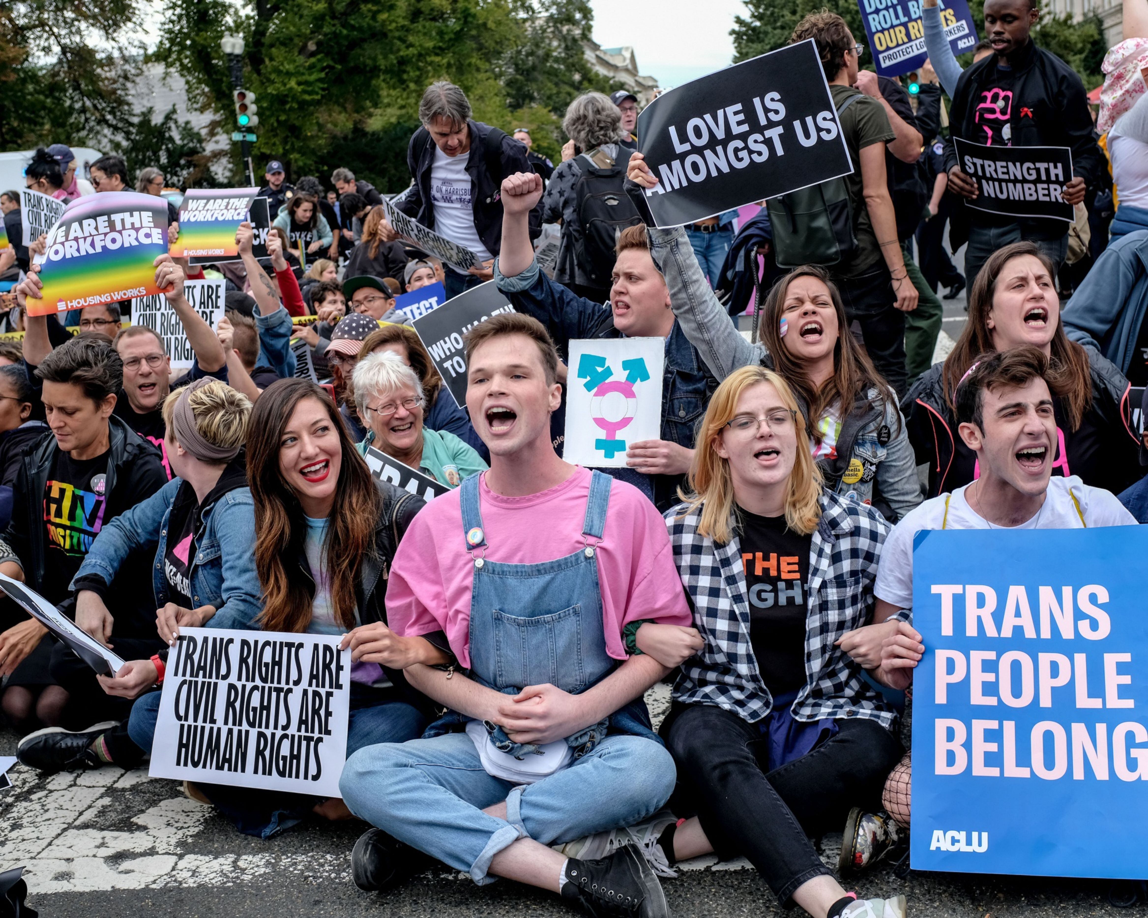 Adolescentes trans resisten a leyes que bloquean acceso a medicamentos en EU