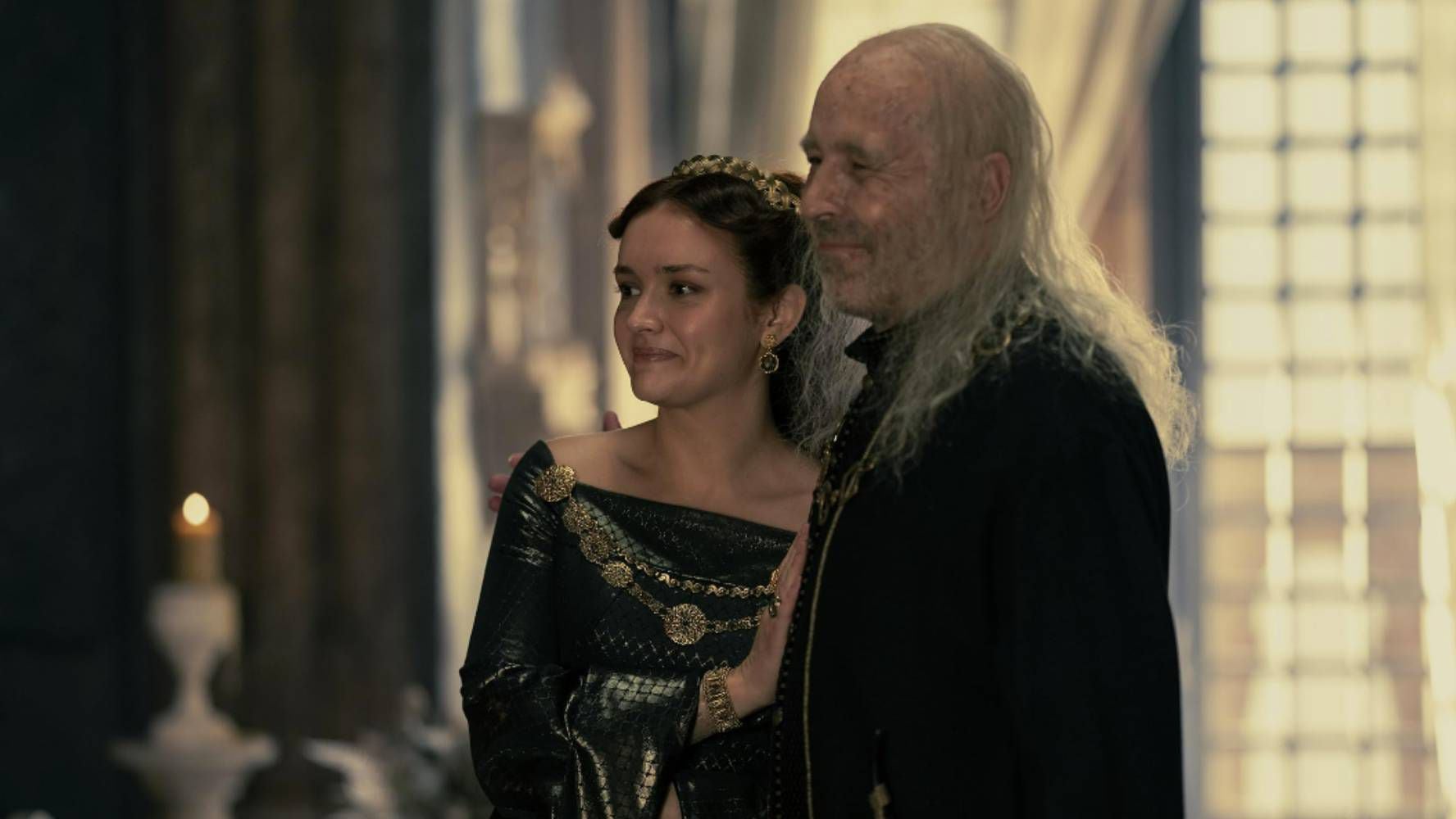 Alicent Hightower (Olivia Cooke) es la segunda esposa del Rey de Viserys I Targaryen (Paddy Considine) (Foto: IMDb).