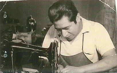Don Cleto con su máquina de coser. (Foto: Wikimedia Commons).