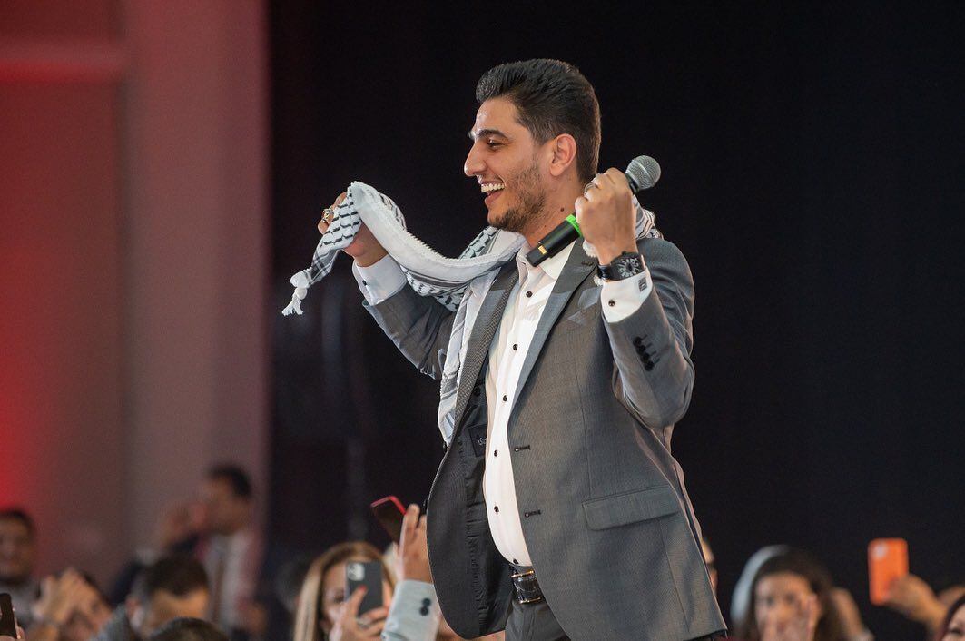 El cantante palestino Mohammed Assaf lleva un keffiyeh en una presentación en San Diego, EU, en 2021.