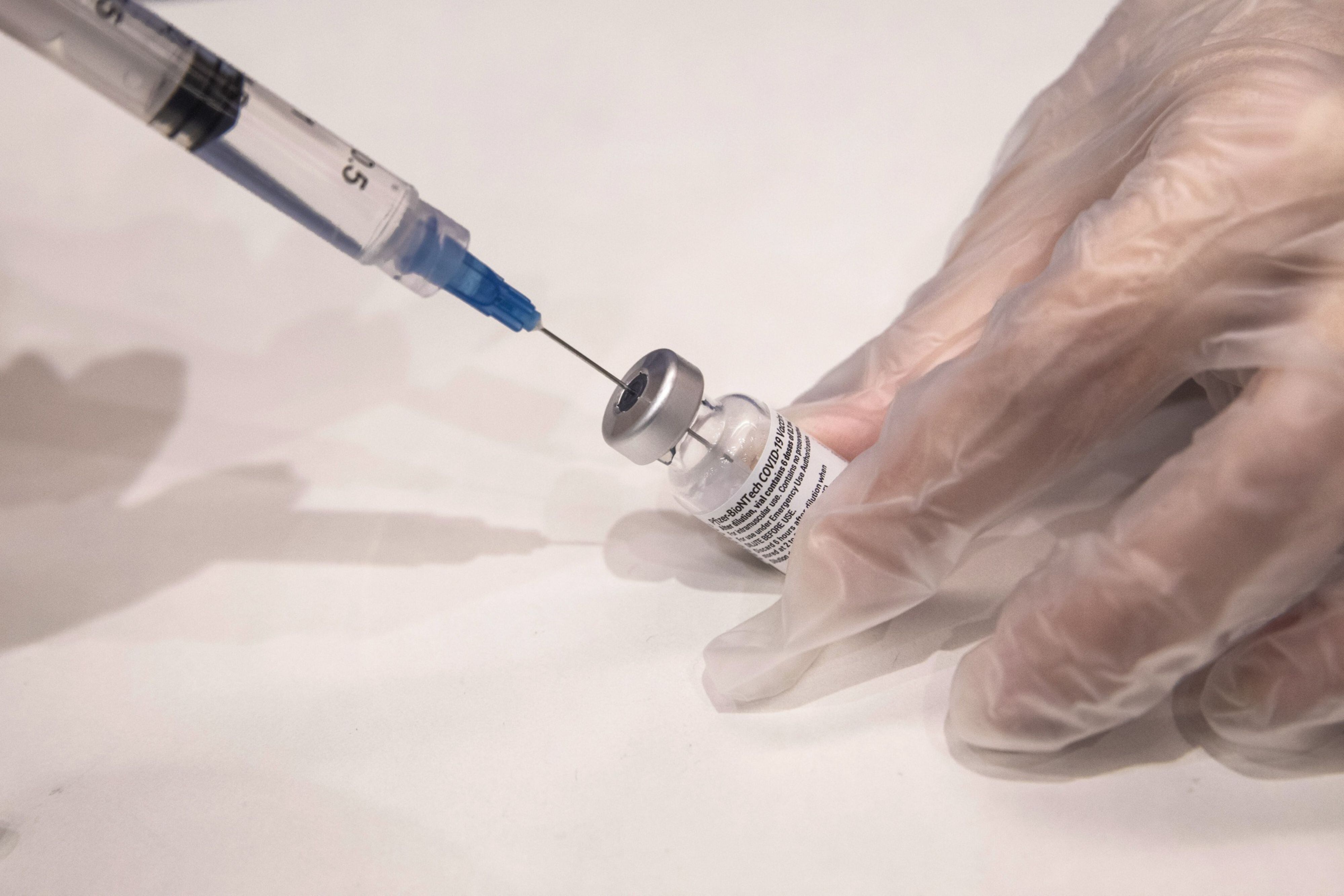 Mezclar vacunas COVID aún es una tendencia un poco peligrosa: OMS