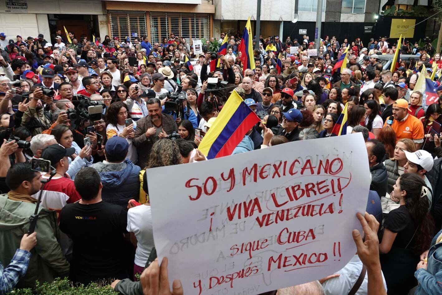 Mexicanos también acudieron a la embajada venezolana en la CDMX para protestar contra Nicolás Maduro. [Fotografía. Cuartoscuro]