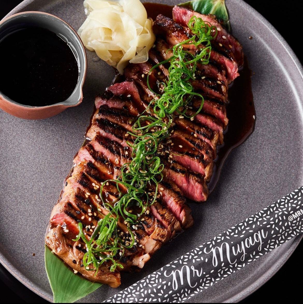 Mr. Miyagi ofrece platillos japoneses con carne.  (Foto: Instagram / @mrmiyagimelbourne)