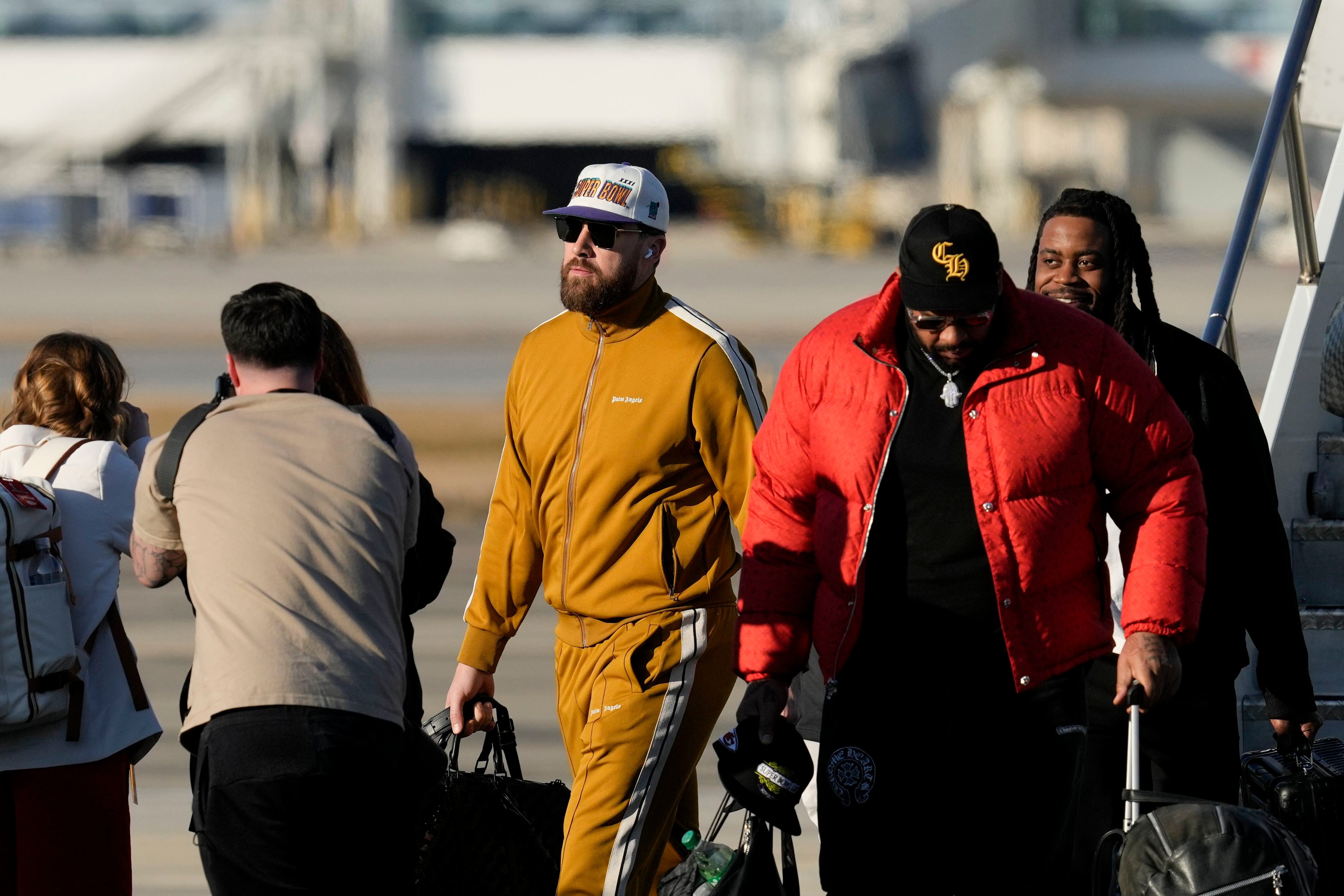 El ala cerrada de Kansas City Chiefs y novio de Taylor Swift, Travis Kelce, llega al aeropuerto de Nueva Orleans previo al Super Bowl 2025 de la NFL.