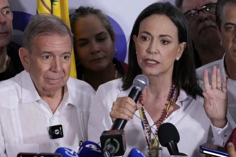 La líder opositora María Corina Machado, a la derecha, y el candidato presidencial Edmundo González. Foto: AP