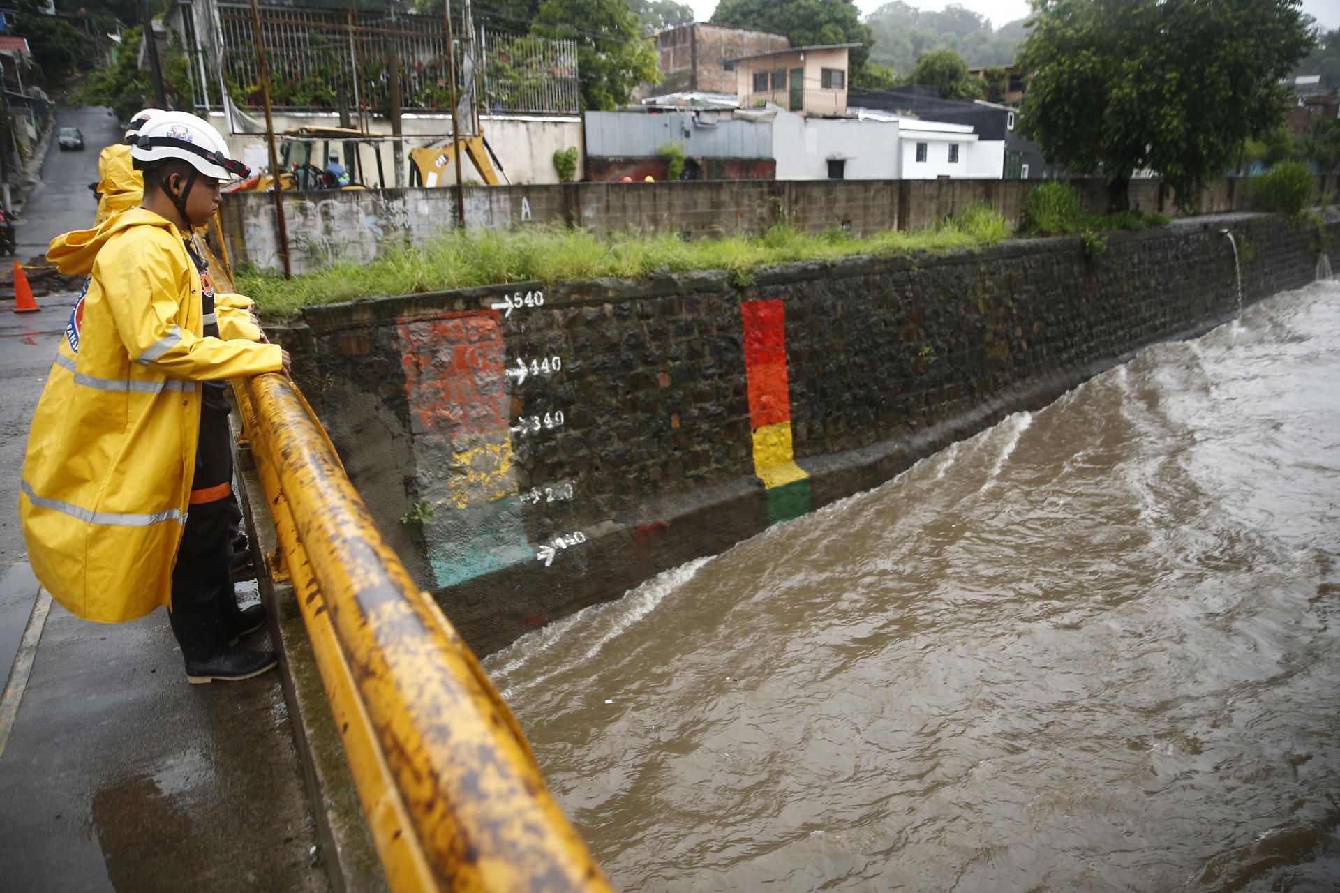 No solo en México: El Salvador se declara en emergencia por lluvias intensas; van 11 muertos