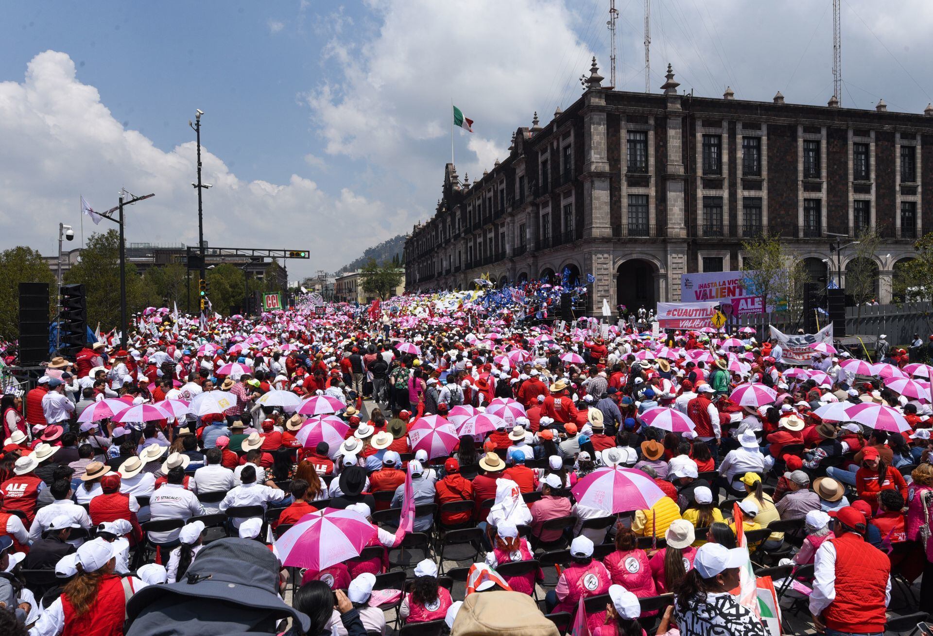 Militantes del PRI y PRD se agarran a sillazos en mitin de Alejandra del Moral en Toluca
