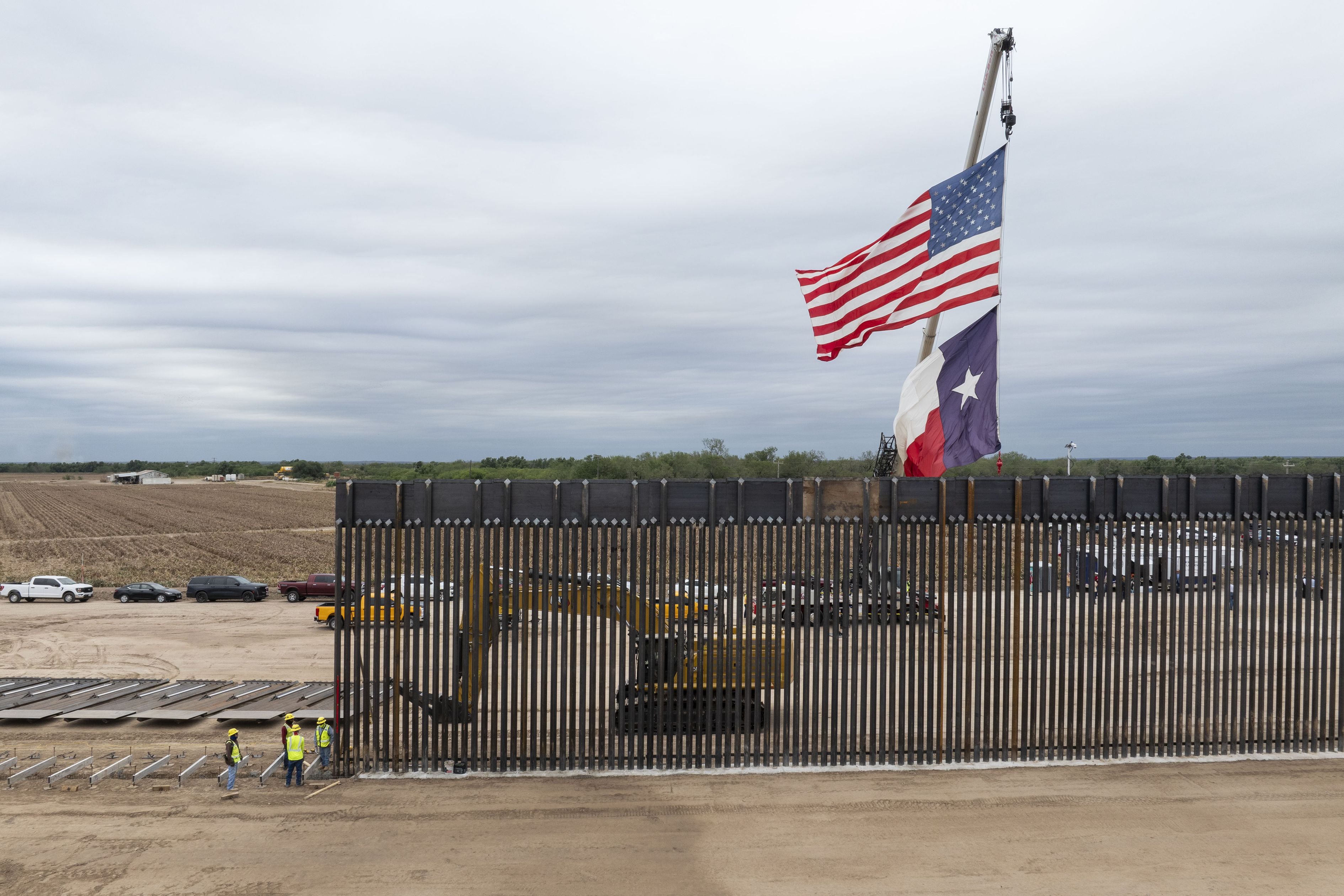 La comisionada de Tierras de Texas, Buckingham, destaca la construcción del muro fronterizo en el sitio ofrecido a la administración entrante de Trump para instalaciones de deportación.