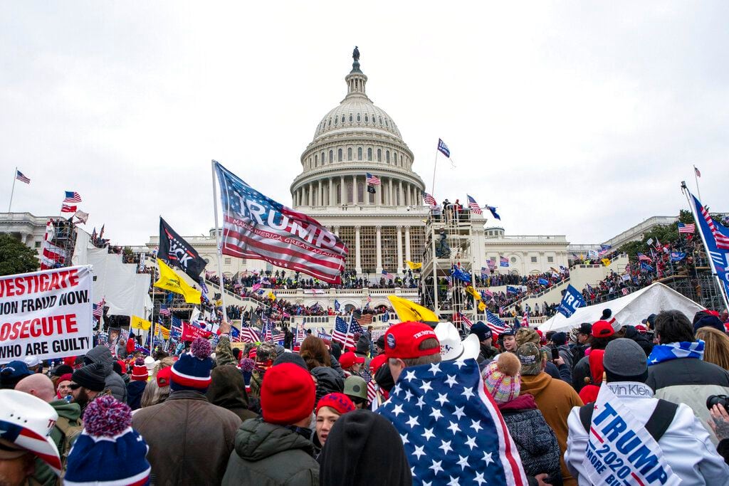 Partidarios del entonces presidente estadounidense Donald Trump se congregaron junto al Capitolio el 6 de enero del 2021.